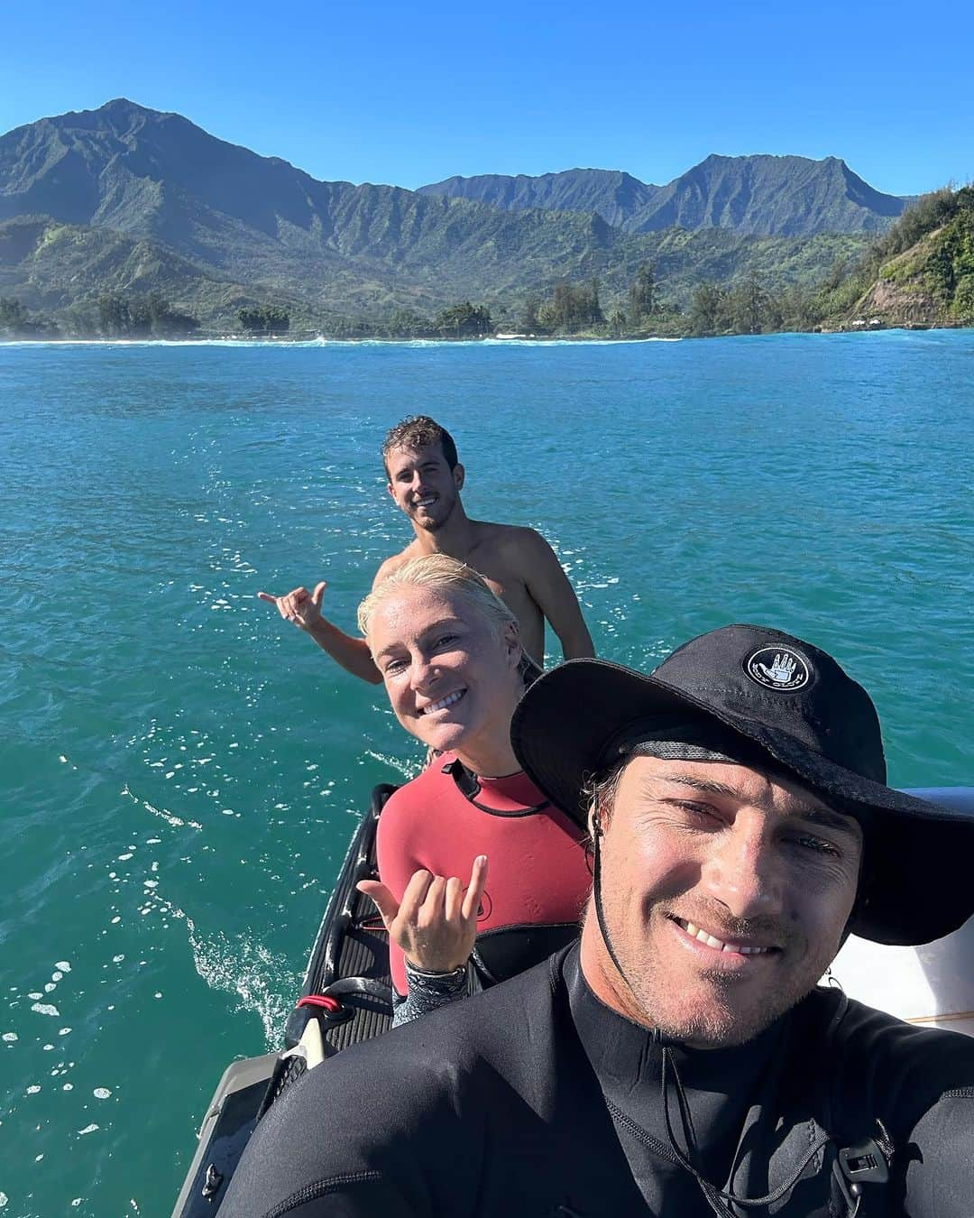 タティアナ・ウェストン・ウェブのインスタグラム：「home 💚 family 💚 good waves 💚」