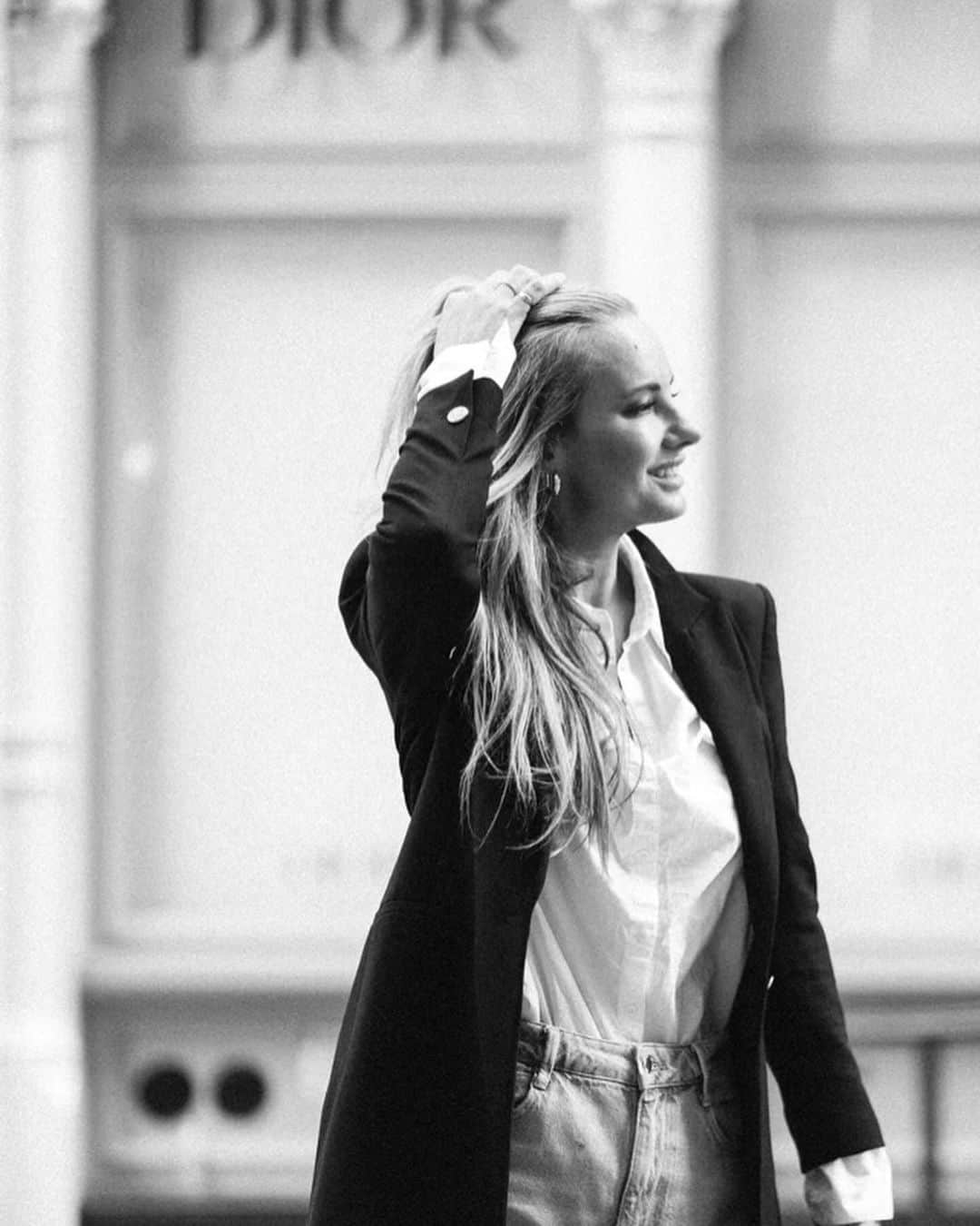 サマンサウィルスさんのインスタグラム写真 - (サマンサウィルスInstagram)「Downtown, with photographer @corinneparker   Corinne has such a brilliant and candid way of visual storytelling.   You could just be standing there mid-conversation and she'll start walking backwards, snapping her camera (while still not missing a beat in the conversation), a direction to simply walk across the street or 'look up at that building there', click, click, click. It's like she speaks a language that she can see, but no one else can.   I love being in front of her lens, because it doesn’t feel like being in front of a camera at all. She has a way of capturing moments as I feel them, and I think that is an extraordinary skill and a gift to be able to have photographs to keep from moments captured in time. 🖤  📷 @corinneparker」10月18日 6時40分 - samanthawills