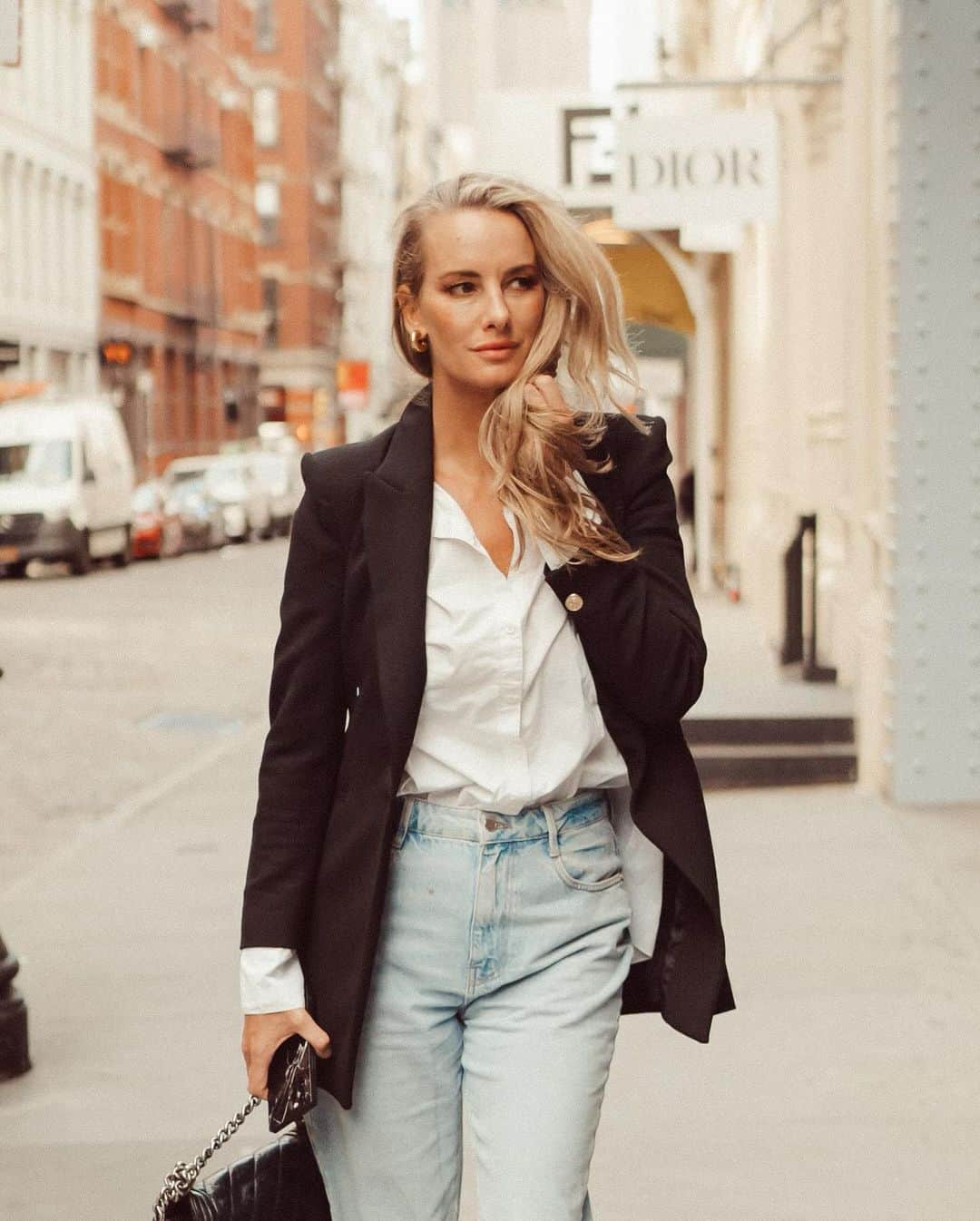 サマンサウィルスさんのインスタグラム写真 - (サマンサウィルスInstagram)「Downtown, with photographer @corinneparker   Corinne has such a brilliant and candid way of visual storytelling.   You could just be standing there mid-conversation and she'll start walking backwards, snapping her camera (while still not missing a beat in the conversation), a direction to simply walk across the street or 'look up at that building there', click, click, click. It's like she speaks a language that she can see, but no one else can.   I love being in front of her lens, because it doesn’t feel like being in front of a camera at all. She has a way of capturing moments as I feel them, and I think that is an extraordinary skill and a gift to be able to have photographs to keep from moments captured in time. 🖤  📷 @corinneparker」10月18日 6時40分 - samanthawills