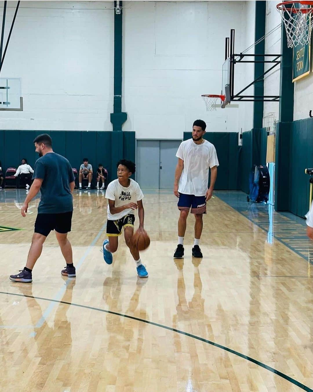 ネイト・ロビンソンのインスタグラム：「Follow little bro , next up @jjcrawford1 nephew got real hoop game like his daddy @jamalcrawford they watching they looking 👀」