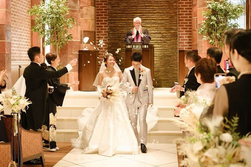 フォーチュン イン ザ テラス ≪新潟県新潟市：結婚式場≫さんのインスタグラム写真 - (フォーチュン イン ザ テラス ≪新潟県新潟市：結婚式場≫Instagram)「. #アットホームウエディング   「ちょっと照れちゃうね」 「ついにこの日を迎えたね」 「今まで色んなことがあったね」 「とっても綺麗だよ」 「おめでとう」 「ありがとう」 「楽しかったね」  素敵な笑顔の一つひとつには様々な感情が💭💓  全てのシーンで"スマイル"が生まれますように💫」10月18日 6時39分 - fortune_wedding