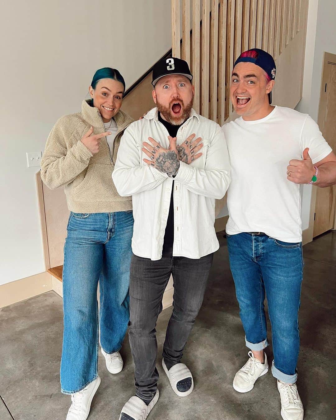 シェパードのインスタグラム：「In studio today with none other than @forestblakk 🤘🏽🎶 we wrote ‘Learning To Fly’ with this legend!!! I wonder what’s next 🧐」