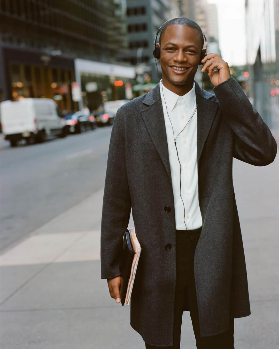 セオリーのインスタグラム：「"A Done Deal" featuring Lucas Cristino in the Wool-Cashmere Almec Coat. #SweaterWeather  “The overall inspiration for the project is great films that were shot in New York; Frances Ha, After Hours, Kramer vs. Kramer, Desperately Seeking Susan… films where the city is a character in and of itself.” —@heidibivens」