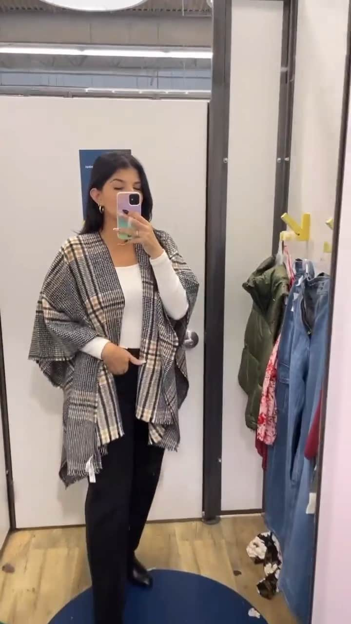 Old Navyのインスタグラム：「poll: do you call it a poncho or a wrap?  #spottedinoldnavy 🍂 @gloria_ruppert  #megryanfall #cozygirl #chicoutfits」