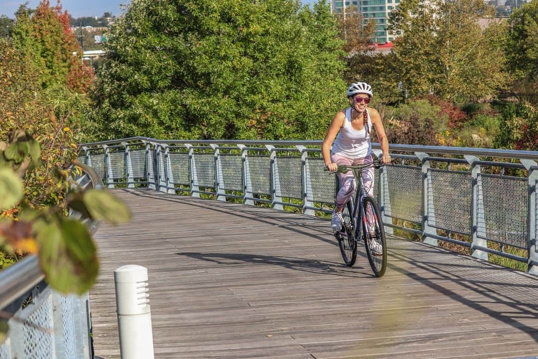 Fuji Bikesさんのインスタグラム写真 - (Fuji BikesInstagram)「Spending our last warm days in nature 🍃   #FujiBikes #FujiAbsolute #HybridCycling #CityExploration #HybridBike #FallBike #FallCycling #CityBike #RailsToTrails #Nature #City #Bike #FitnessBike #Fitness」10月18日 5時24分 - fujibikes