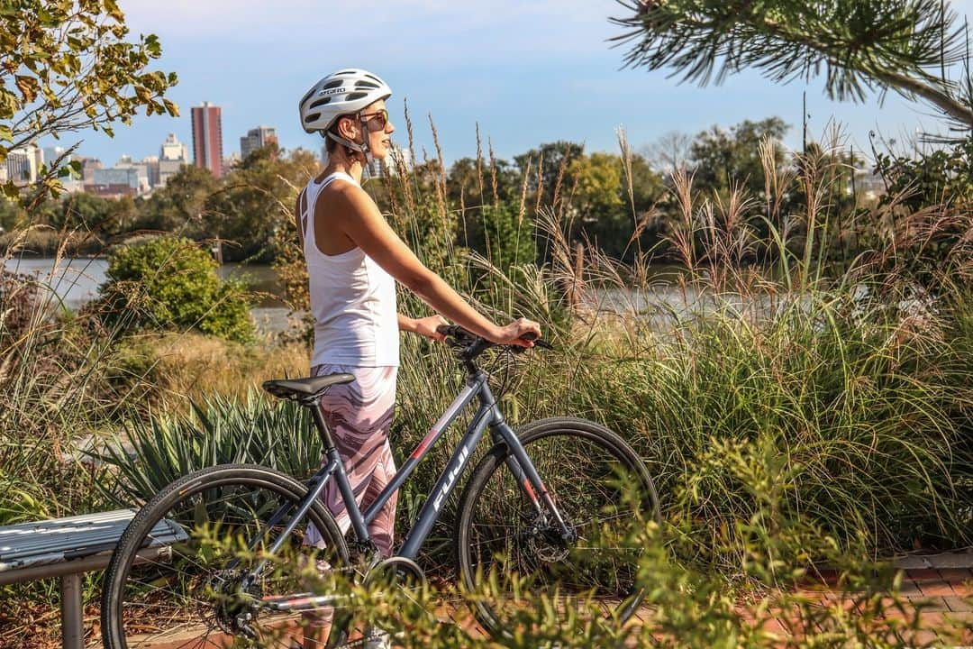 Fuji Bikesのインスタグラム：「Spending our last warm days in nature 🍃   #FujiBikes #FujiAbsolute #HybridCycling #CityExploration #HybridBike #FallBike #FallCycling #CityBike #RailsToTrails #Nature #City #Bike #FitnessBike #Fitness」