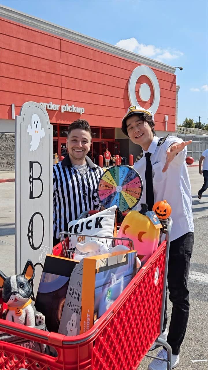Targetのインスタグラム：「a drive up surprise to celebrate the halloween season 👻🎃🚗 Shop costumes, decor and more via link in bio.    #halloweendecor #targetdriveup」