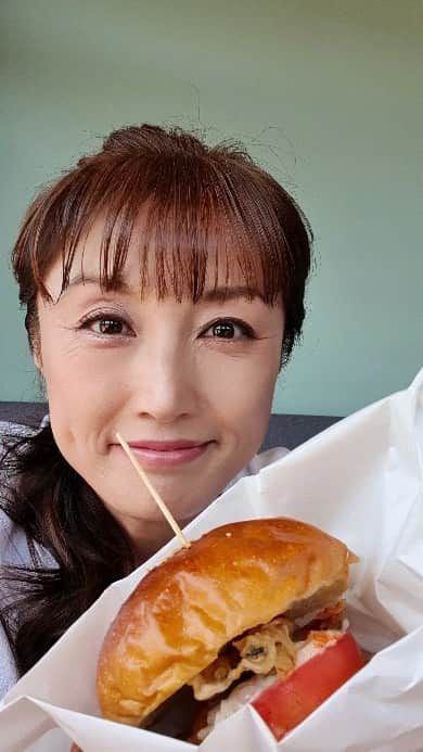 井上晴美のインスタグラム：「女優の日常  甑島の旅も終わり〜  夏の想い出いいね  もう山は寒くなって冬支度  最近なにか変化を感じる今日このごろ  不思議な出会いが増えてる  導かれるように生きるんだな  そうする。  きっとそれでいいのだ  なるようになる。  人生のシワを共に刻んでいこう🌹  #最終日 #離島 #甑島 #鹿児島 #熊本 #旅好き #love #traveling #foods #walk #life」