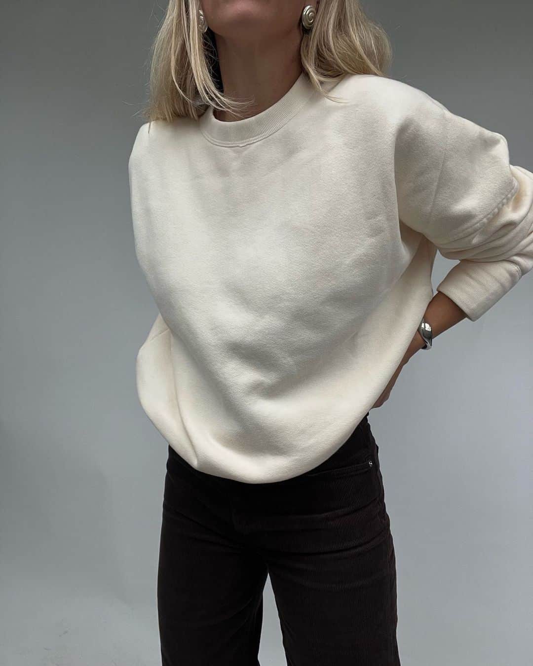 さんのインスタグラム写真 - (Instagram)「Oversized and ultra-soft, pair the Sam Sweatshirt with seasonal corduroy for the perfect cozy look.」10月18日 5時39分 - citizensofhumanity