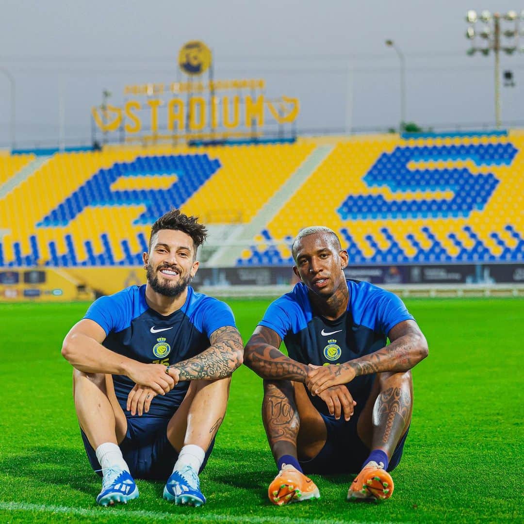 アレックス・ニコラオ・テレスのインスタグラム：「Pra cima pivete 💛 @andersontalisca 🐍」