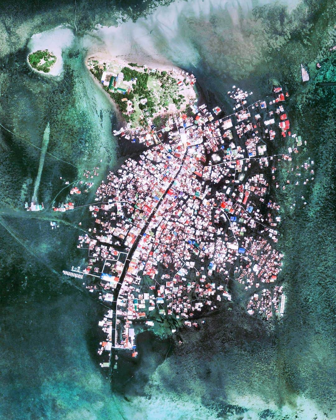 Daily Overviewのインスタグラム：「Sitangkai is a town in Tawi-Tawi Province, Philippines, with most of its infrastructure built atop stilts or piles of coral stones in the Celebes Sea. Although footbridges mostly connect one structure to another, boats are the primary mode of transportation, earning Sitangkai the nickname, “Venice of the Philippines.” It is the southernmost place in the Philippines, with a population of about 37,000.  Created by @dailyoverview Source imagery: @maxartechnologies」