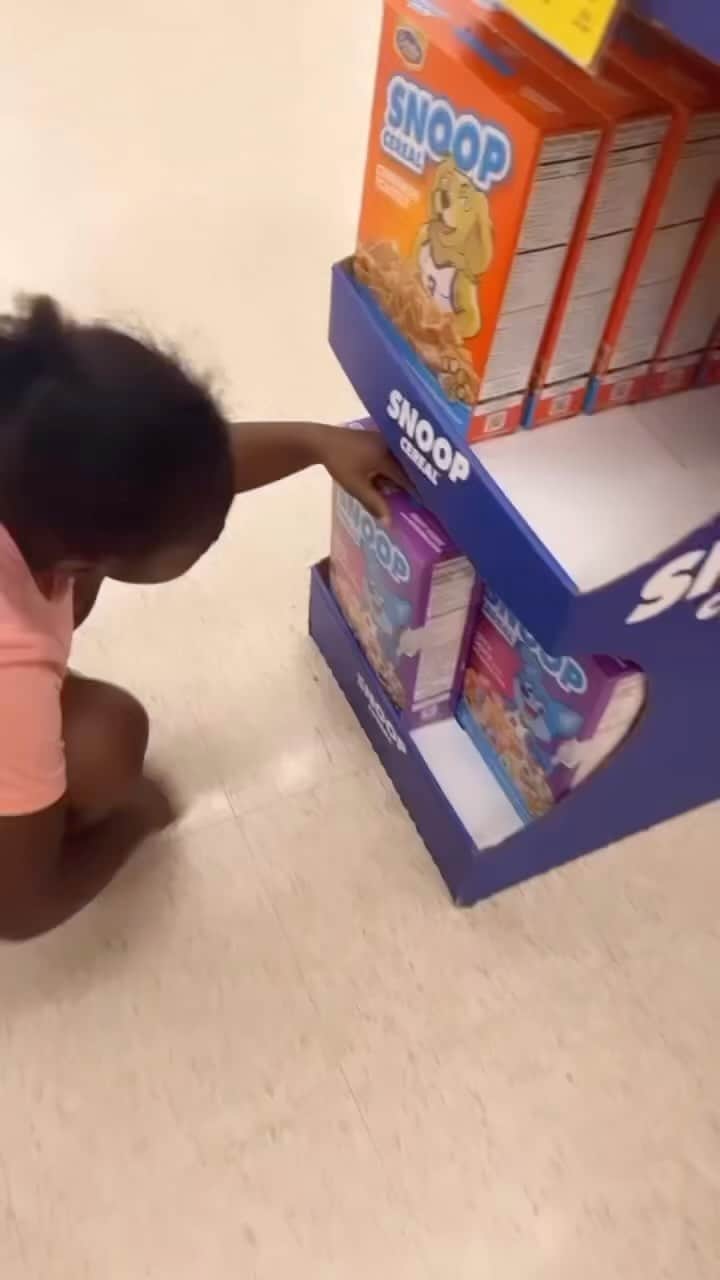 スヌープ・ドッグのインスタグラム：「Kids and families are going to @albertsons and buying the @snoopcereal because of the taste. @masterp @post_cereals」