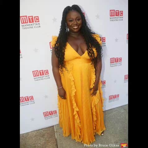 テヨナ・パリスさんのインスタグラム写真 - (テヨナ・パリスInstagram)「Can we stop and celebrate Queen @jjbioh for a moment, yall??!! Multi-gifted actor, playright, wife, mama, producer, fraaaand (and more!)- Jocelyn Bioh!! Jocelyn's play 'JaJa's African Hair Braiding' is only the THIRD play by a black playwright to have its World Premiere on Broadway!!    YOU ARE PHENOMENAL, Sis, and your gift has given space for so many others to shine so bright- @nikiyahmathis @whitneywhite, @dedeayinde, @lachanze, @tarajiphenson, the entire brilliant cast, and sooo many more!!  @JajasAfricanHairbraiding is a gift to us all- in a billion ways! Jocelyn, Thank you for your persistence, for your voice, and for centering communities whose humanity and heart deserve to be seen and celebrated   Love you, boo!!  Keep taking up ALLLL  the space and be as LOUD as ya wanna cuz we dang sure need you here. 🙏🏾  If you haven't already run and go see #jajasbroadway, yall!! It's soooo good!! 🖤🖤🖤」10月18日 5時50分 - teyonahparris