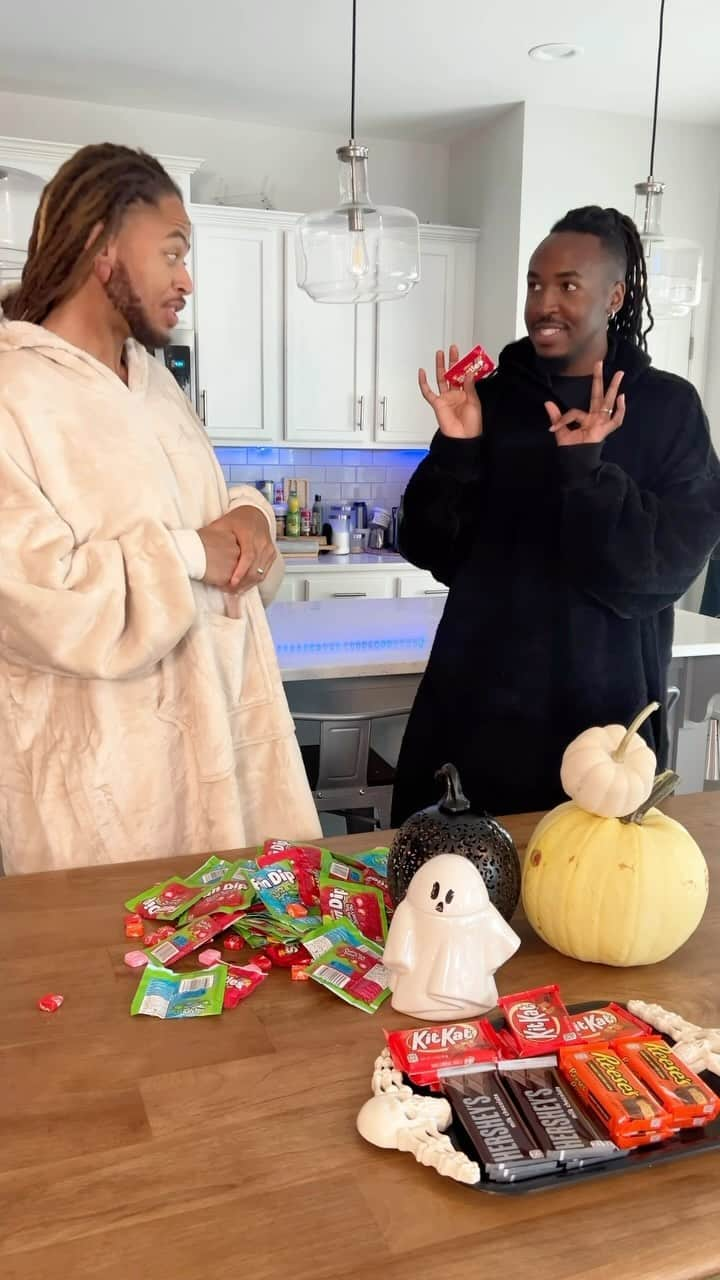 Wal-Mart Stores, Incのインスタグラム：「That first candy of Halloween just hits too good to keep promises, ya know? 😅 @channdaily #Halloween2023 #TrickorTreat #HalloweenCandy」