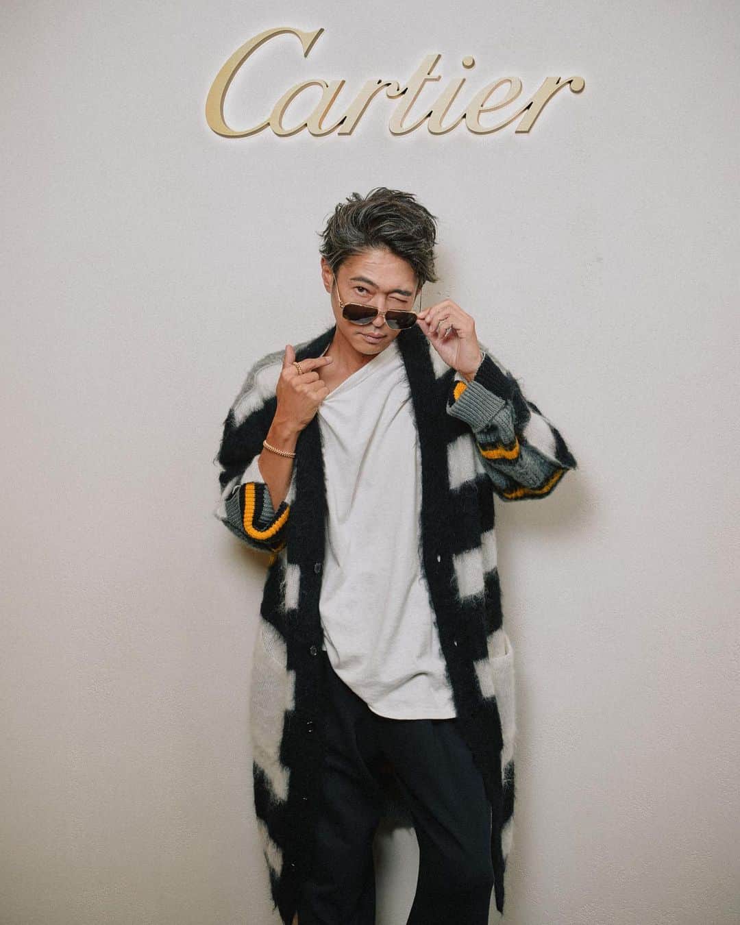 窪塚洋介のインスタグラム：「Cartierが"阪急メンズ大阪"にて 展開する期間限定ブティック✨ Hypebeastと特別シューティングしたよ!!!  「LOVE」,「ジュスト アン クル」,「クラッシュ ドゥ カルティエ」など、年齢やジェンダーの枠を問わず、Cartierらしさと言える【永く使える】ジュエリーやアイテムたちがたくさん並んでます。  気軽に立ち寄れる場所なので、旗艦店など敷居高くて入りずらかった人にもオススメ^ ^   Jewelry：@Cartier Photo：@maciejkucia Styling：@hypemoriguchi Hair：@kazz1129 Produce：@hypebeastjp」