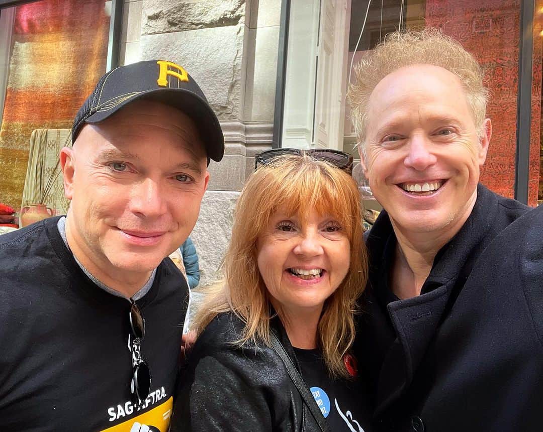 ラファエル・スバージのインスタグラム：「Proud to #walktheline @netflix with these two MAGNIFICENT actors Michael and Annie. If you know, you know.   We urge the AMPTP to Re engage and to get this done.  Day 93– and the spirit is fierce, we stand strong.   @sagaftra @wgaeast #union #unionstrong #newyork」