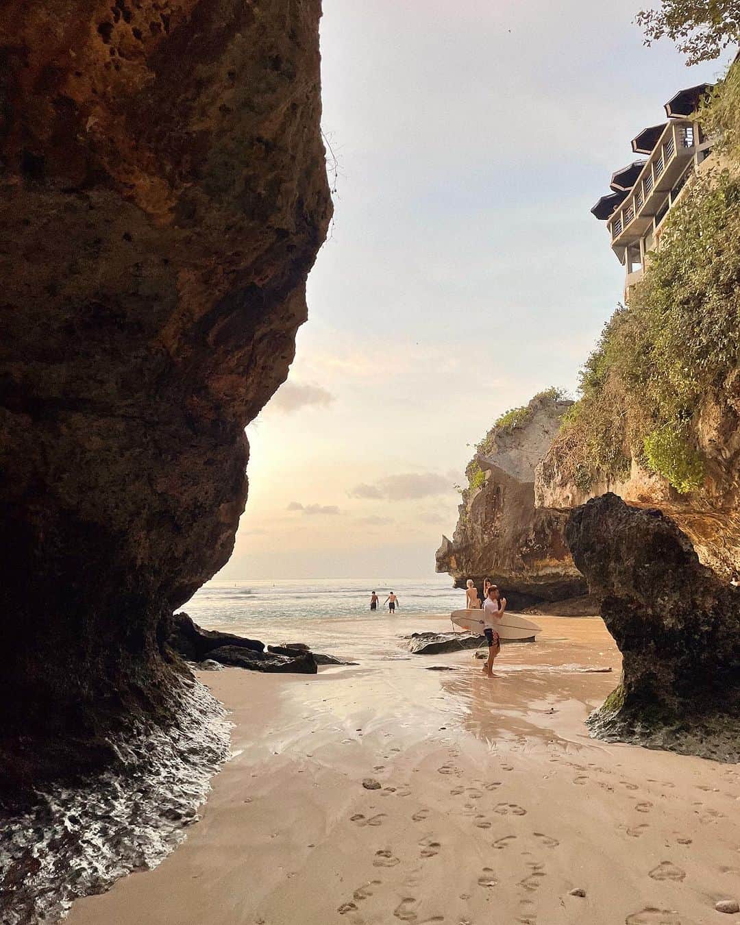 MEGさんのインスタグラム写真 - (MEGInstagram)「#bali_megvlog   バリ島で1番行ってよかったビーチ。 プロサーファーが集まるウルワツビーチ。夕日も海も岩もずーっと見てられるぐらい綺麗だった。  #バリ島 #バリ島旅行 #バリ島観光  #beach #uluwatu #uluwatubeach #baliholiday」10月17日 21時38分 - _meg_7