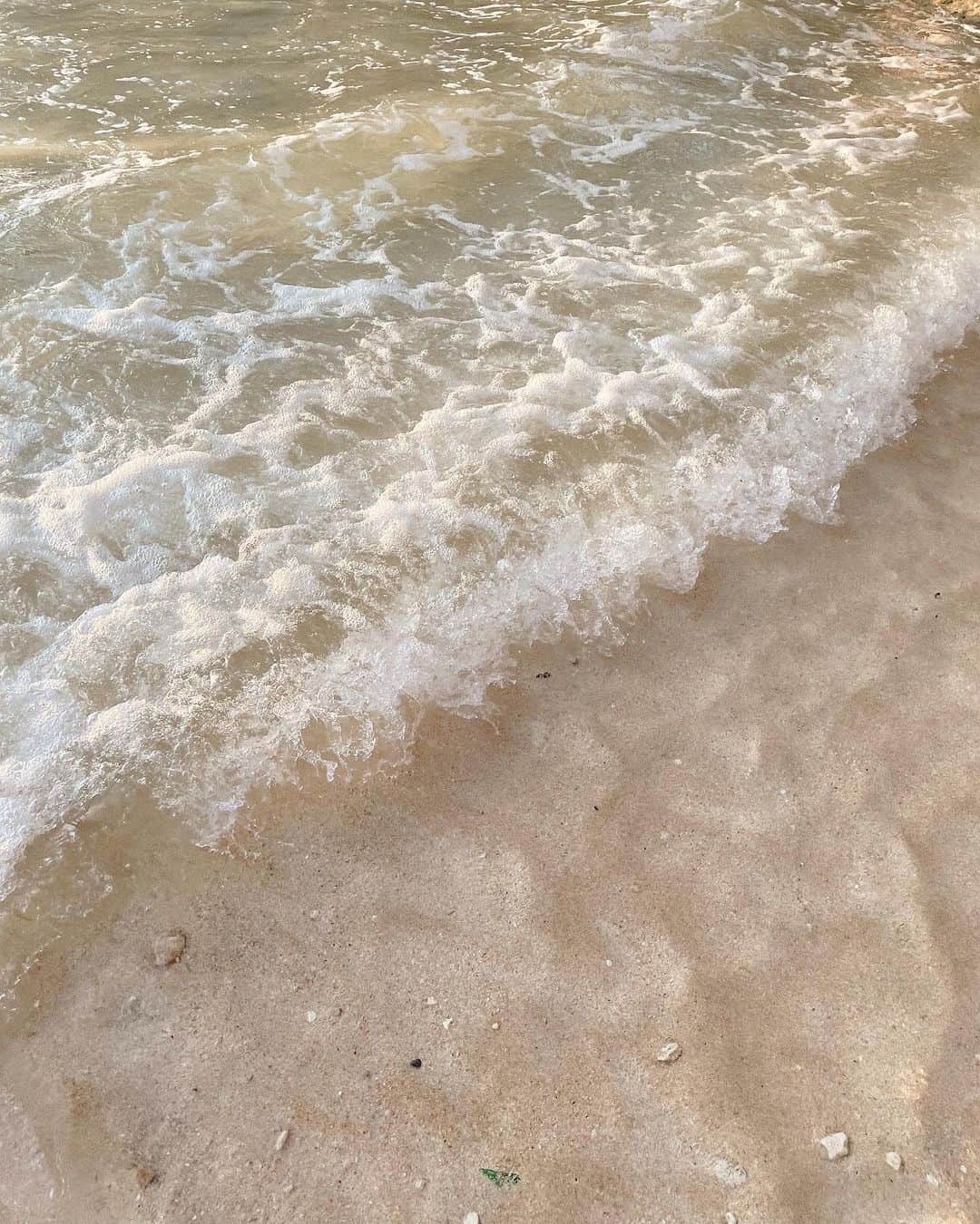 MEGさんのインスタグラム写真 - (MEGInstagram)「#bali_megvlog   バリ島で1番行ってよかったビーチ。 プロサーファーが集まるウルワツビーチ。夕日も海も岩もずーっと見てられるぐらい綺麗だった。  #バリ島 #バリ島旅行 #バリ島観光  #beach #uluwatu #uluwatubeach #baliholiday」10月17日 21時38分 - _meg_7