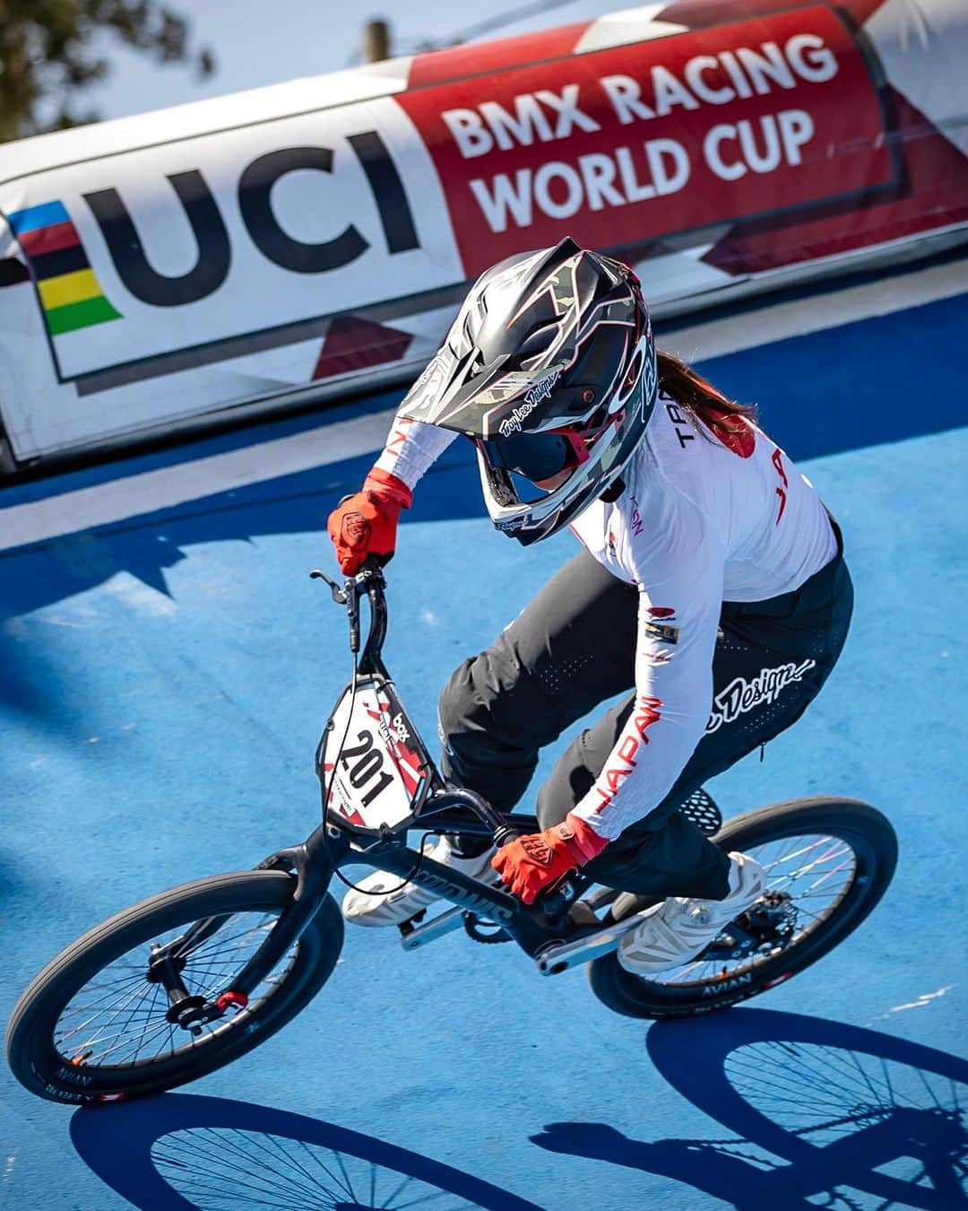 丹野夏波のインスタグラム：「Out in quarter final on both days at last 2 rounds of @ucibmxsx in SDE 🇦🇷  It was such a challenging year racing in Elite category but made 3 semi finals and 20th in overall ranking is not too bad for me!👌 Thank you to the team for supporting all this year! Now it’s time to go home🇯🇵🥳  ワールドカップ最終戦は1/4決勝進出で終了しました！ 今年は自分にとって挑戦的な1年でしたが、毎回のレースで今のベストを出せたと思います。課題はたくさんですが、まずは怪我なくワールドカップシーズンを終えられたのでまた次に向けて準備していきます✊🏻 サポート、応援ありがとうございました！！  #弱虫ペダルサイクリングチーム #irctire #イノアックリビング #wiawis #maviccycling #oakley #kmcchain #troyleedesigns #wakos #aggressivedesign #bmxshopcave  @japancyclingfederation   Photo: @navadanet」