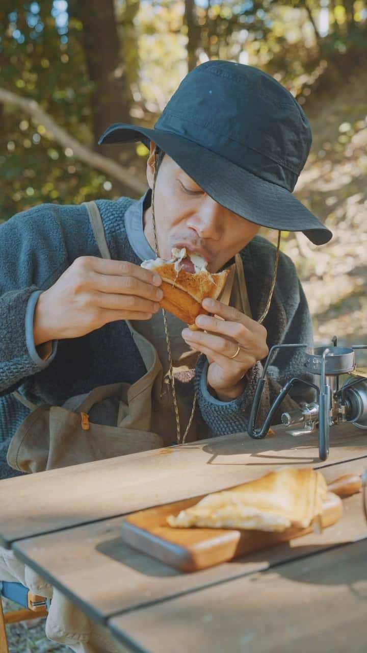 ビートないとーのインスタグラム：「🍞 秋本番！キャンプにオススメホットサンド🍞 きのこ🍄と贅沢チーズ🧀のとろけるホットサンド！  簡単にフライパンで作れる、しめじとマッシュルーム、チーズたっぷりのボリューム満点ホットサンド🧀❤️  🍴 材料 (1人分):  食パン（10枚切りまたは8枚切り）: 2枚 バター（もしくはマーガリン）: 適量 とろけるチーズ (チェダー系使用): 30g 🥓 具材:  ベーコン: 大2枚 しめじ: 50g マッシュルーム: 1個 塩こしょう: 少々 作り方: 1️⃣ ベーコン、しめじ、マッシュルームをみじん切りにする。 2️⃣ 具材を炒め、塩こしょうで味を調える。 3️⃣ 食パンにバターを塗り、炒めた具材とチーズをのせる。 4️⃣ パンに挟んで両面を焼く。  満足度の高いホットサンド！是非やってみてね👍✨  #キャンプ #ホットサンド #ホットサンド  @soto」