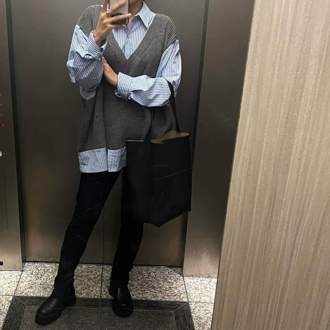 momokoのインスタグラム：「遠目から見ると（あくまでも遠目から見るとだけど🤣）シャツとベストをレイヤードしている風に見えるザラのドッキングニット、かぶって着るだけでコーデが完成するので忙しい朝に便利🤗  #zara  #ザラ」
