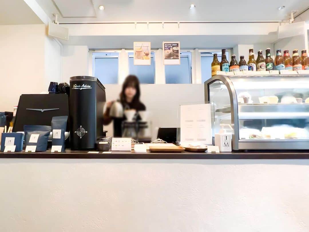 みゆこのインスタグラム：「肌寒かった先週末🐈🐾 ⁡ 今回も美味しい珈琲を求めてカフェへ🥰 恵比寿のit coffeeいってきたよ🥰 ⁡ カシスフレーバーの珈琲をオーダー♡ 好みの苦さはなく、まろやかな感じで 癒されて…コーヒーなのに 何だか眠たくなりました🥱💭笑♡ ⁡ ⁡ 📍it COFFEE 恵比寿 〒150-0013 東京都渋谷区恵比寿１－２０－２ 恵比寿ファーストビル１階 ⁡ ⁡ #東京カフェ巡り#東京カフェ#恵比寿#恵比寿カフェ#美味しいコーヒー#こだわりカフェ#ホットコーヒー#ドリップコーヒー#☕️#隠れ家カフェ#穴場カフェ#コーヒー好き#東京散歩#都内デート#カフェデート#深煎り#深煎りコーヒー#itcoffee #itcoffee_ebisu」
