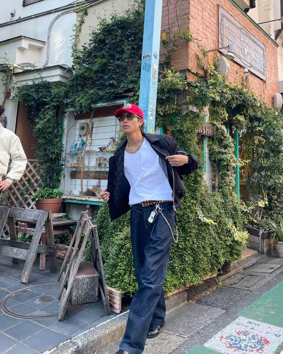 齋藤天晴さんのインスタグラム写真 - (齋藤天晴Instagram)「daily styling out fit 🫶  髪の毛伸びてきてセットしない日増えてきた... 帽子系似合わない形多い人間なので 似合う形探すのに一苦労.... 気に入ったらそのブランドの帽子永遠と買いがちです笑  #秋服#youngersong#ベースボールキャップ#古着 #neonsign#フライトジャケット#モヘアニット #mensfashion #streetfashion #streetwear #streetcode #141 #f4f #lfl #flf #ootd #outfits #uzzlang #explore #explorepage #feedwear#ootd #ootdfashion #outfitoftheday #outfitinspo #styleinspo #fashioninspo #streetstyle」10月17日 21時34分 - ten__sei