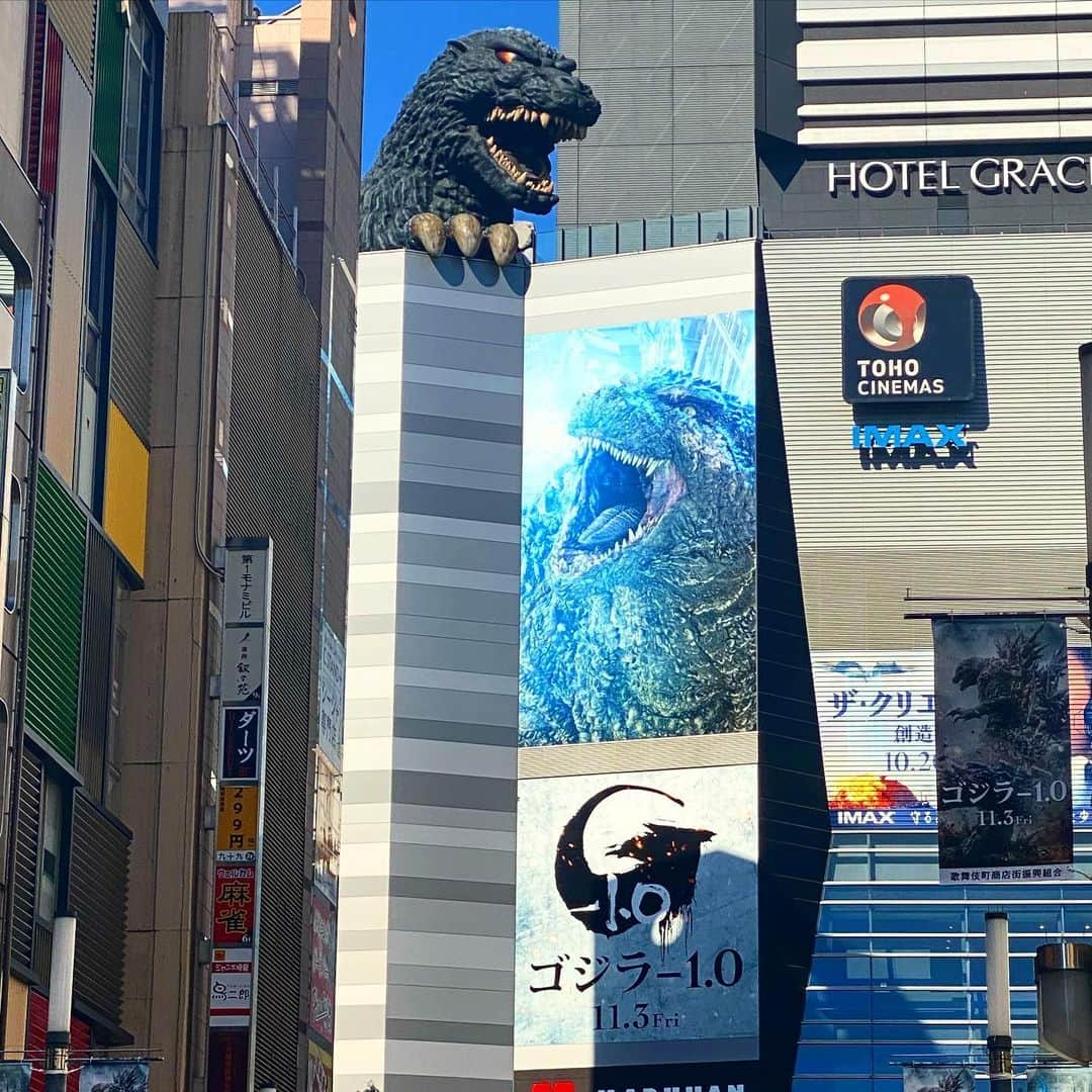 ぎわちん。のインスタグラム：「ゴジラvsゴジラ #勝った方が我々の敵になるだけです  #ゴジラ #godzilla #ゴジラマイナスワン #godzillaminusone  #新宿 #歌舞伎町  #東京 #tokyo #kabukicho  #ぎわちん」