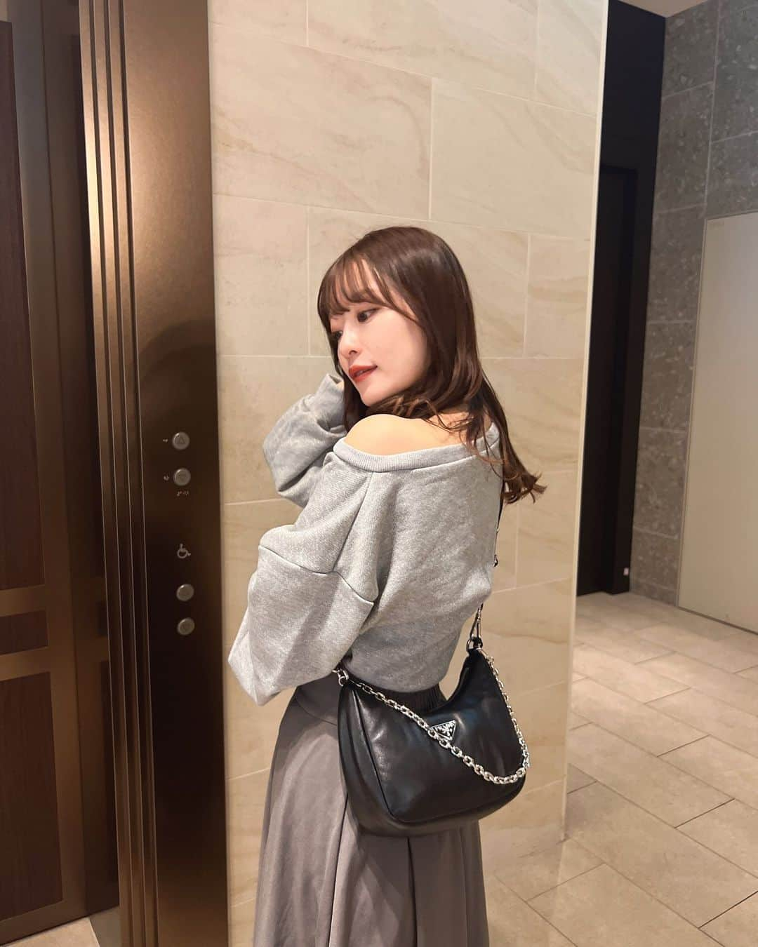 吉次玲奈さんのインスタグラム写真 - (吉次玲奈Instagram)「RENA direction item ♡ ⁡ POPUPで即完したディレクションアイテムの ワンショルダーラメスウェットと フロントジップフレアスカートは 今週の土曜日10/21(sat.) 19:00 発売開始です❣️ ⁡ 今日はワンショルダーラメスウェットの着用写真をまとめてみました🫣 ⁡ ラメ入りなのでキラキラしてとってもかわいいし、ワンショルでもボートネックでもオフショルでもご着用いただけます♡ ⁡ 2枚目に動画も入れているのでぜひチェックしてみてね☺️ ⁡ #秋コーデ #秋服 #秋服コーデ #オフショル #オフショルダー #スウェットコーデ #スウェットコーデ #デニム #デニムコーデ #156cmコーデ #骨格ウェーブ #骨格ウェーブコーデ #イエベ春 #ミディアムヘア #gu #gu購入品  #zozotown #ゾゾタウン #秋服コーディネート #秋 #秋物コーデ #秋冬コーデ #20代コーデ #ジーユー #ジーユー購入品 #バレエシューズ #ワンショルダー #ワンショル #カジュアルコーデ」10月17日 21時36分 - rena_yoshitsugu