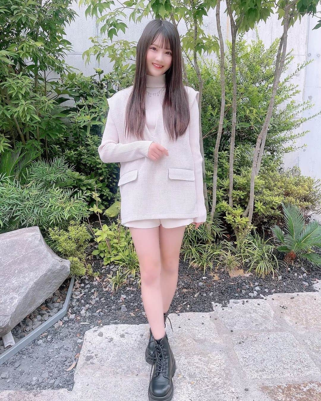 工藤咲姫のインスタグラム：「秋だね🍁🍂   #秋服コーデ  #秋服 #ブーツコーデ  #ブーツ女子  #マイナスイオン  #緑がいっぱい ##でんしゃ  #レトロ #高1  #07 #jk  #jkブランド  #いいね  #アイドル #fyp  #おすすめ  #工藤咲姫」