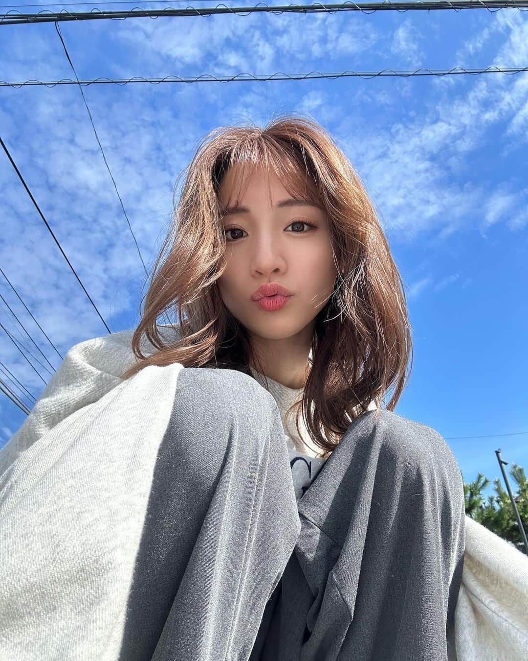 志田友美（ゆうみん）のインスタグラム：「この季節すごく好き🍂 日中のお散歩ぽかぽか☺️」