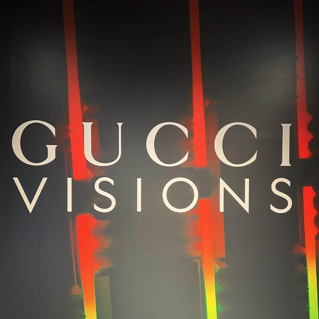 高橋リタさんのインスタグラム写真 - (高橋リタInstagram)「“gucci visions" 102年の歴史あるクリエイティビティを振り返るエキシビジョンのプレビューへ。8つある展示室のなかでもとくにワクワクしたのは、3つのアイコンバッグがずらりと並んだ“アイコン"、バンブーバッグの制作過程を見学できる"クラフツマンシップ"の展示室 。ジャッキーバッグやホースビットローファーなど、新旧の名作アイテムが生まれた背景を知ることで、 @gucci  の色褪せないタイムレスな魅力を再認識しました❤️💚 #guccivisions」10月17日 21時37分 - jojopon