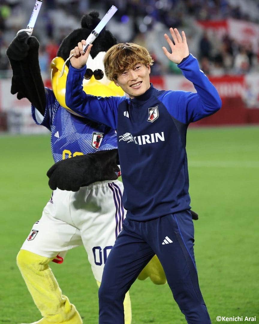 Goal Japanさんのインスタグラム写真 - (Goal JapanInstagram)「🇯🇵 神戸時代の "ホーム" でゴール！🏟️ #ヴィッセル神戸 のホームスタジアム ノエビアスタジアム神戸でのチュニジア戦、#日本代表 に貴重な先制点をもたらした #古橋亨梧。試合後、スタンドのファン・サポーターの声援に笑顔で応える。(Photo: Kenichi Arai)  #soccer #football #kirinchallengecup #kirinchallengecup2023 #japan #jfa #samuraiblue #daihyo #visselkobe #vissel #kyogofuruhashi #サッカー #フットボール #サッカー日本代表 #⚽」10月17日 21時40分 - goaljapan