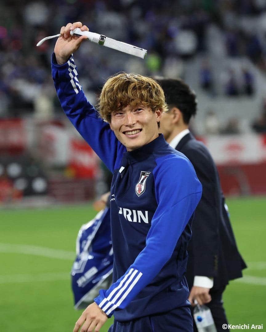 のインスタグラム：「🇯🇵 神戸時代の "ホーム" でゴール！🏟️ #ヴィッセル神戸 のホームスタジアム ノエビアスタジアム神戸でのチュニジア戦、#日本代表 に貴重な先制点をもたらした #古橋亨梧。試合後、スタンドのファン・サポーターの声援に笑顔で応える。(Photo: Kenichi Arai)  #soccer #football #kirinchallengecup #kirinchallengecup2023 #japan #jfa #samuraiblue #daihyo #visselkobe #vissel #kyogofuruhashi #サッカー #フットボール #サッカー日本代表 #⚽」