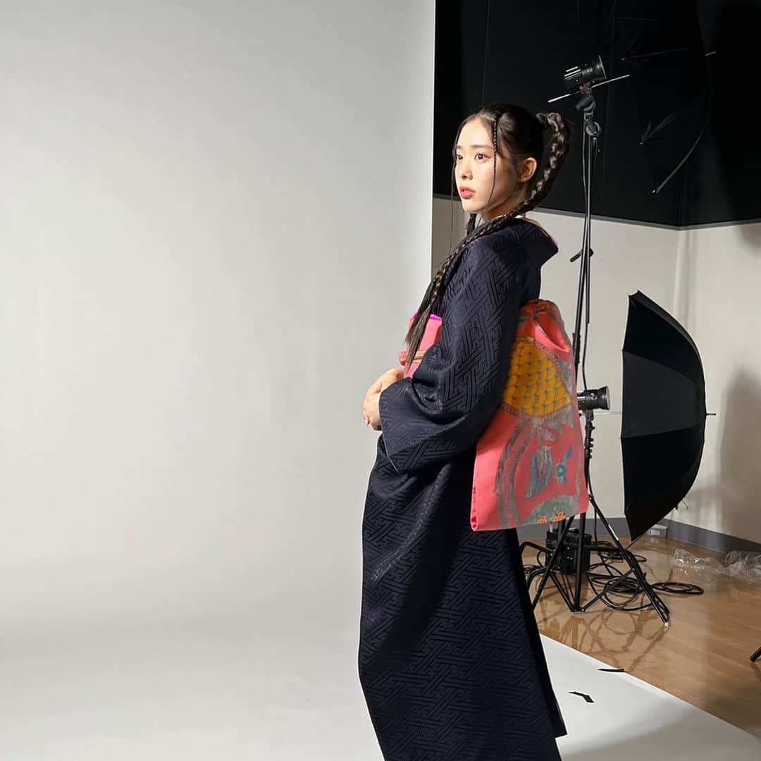 風見和香のインスタグラム：「👘 . @kimono__kind  カタログモデルをさせていただきました  いろんな着物を着ることができて楽しかったです❤︎  . 三つ編みはウィッグをつけてながーくしました！  #私立恵比寿中学 #エビ中 #風見和香 #ののかまる #fjk #07  #kind さん #着物 #カタログモデル #PR」