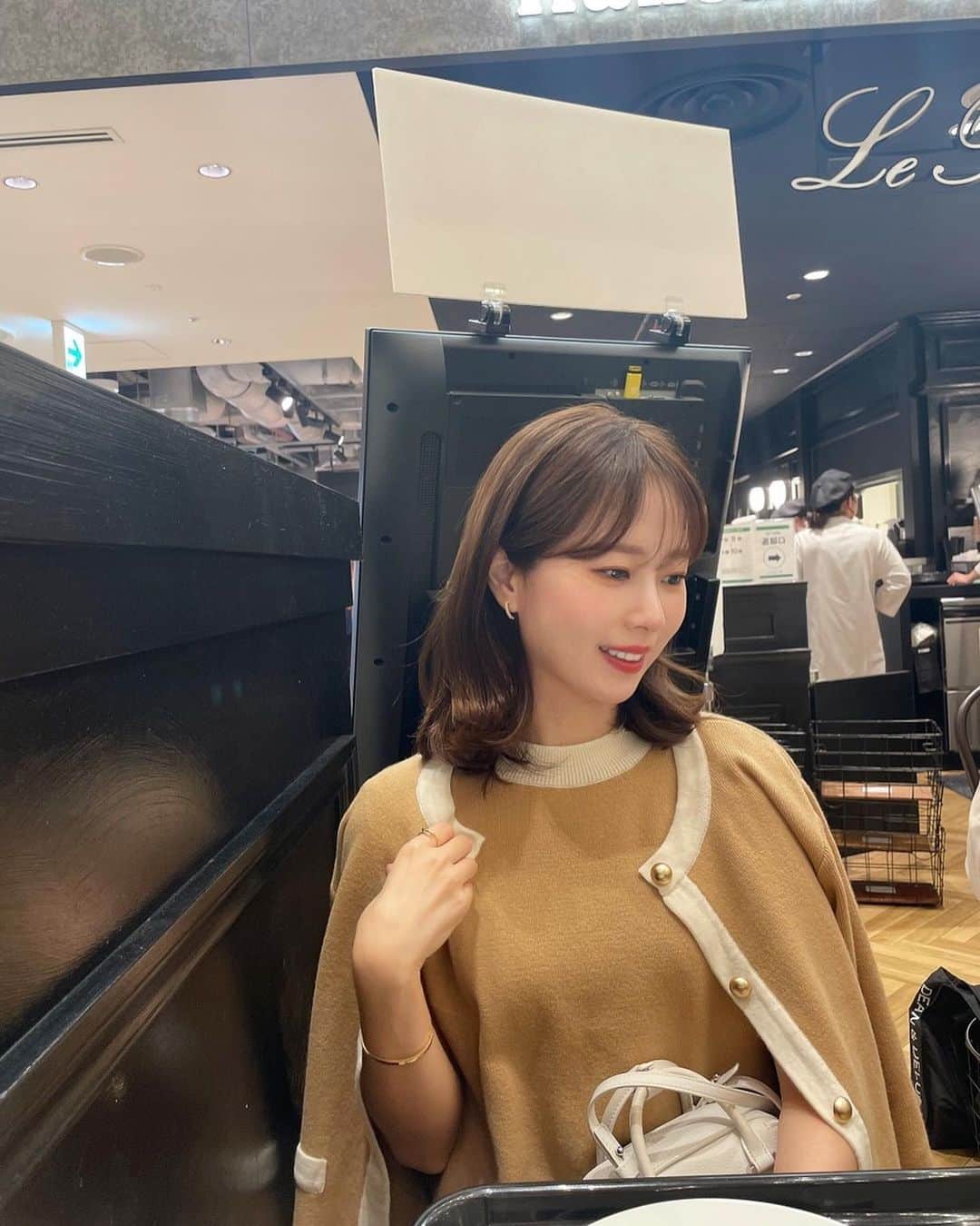 ハンナミのインスタグラム：「🍂🤎＋🥗🥖  バイカラーのアンサンブルニット ♡ 色が絶妙でかわいいっ♩  (ピアスは、mix pearl heart pierceです! )」