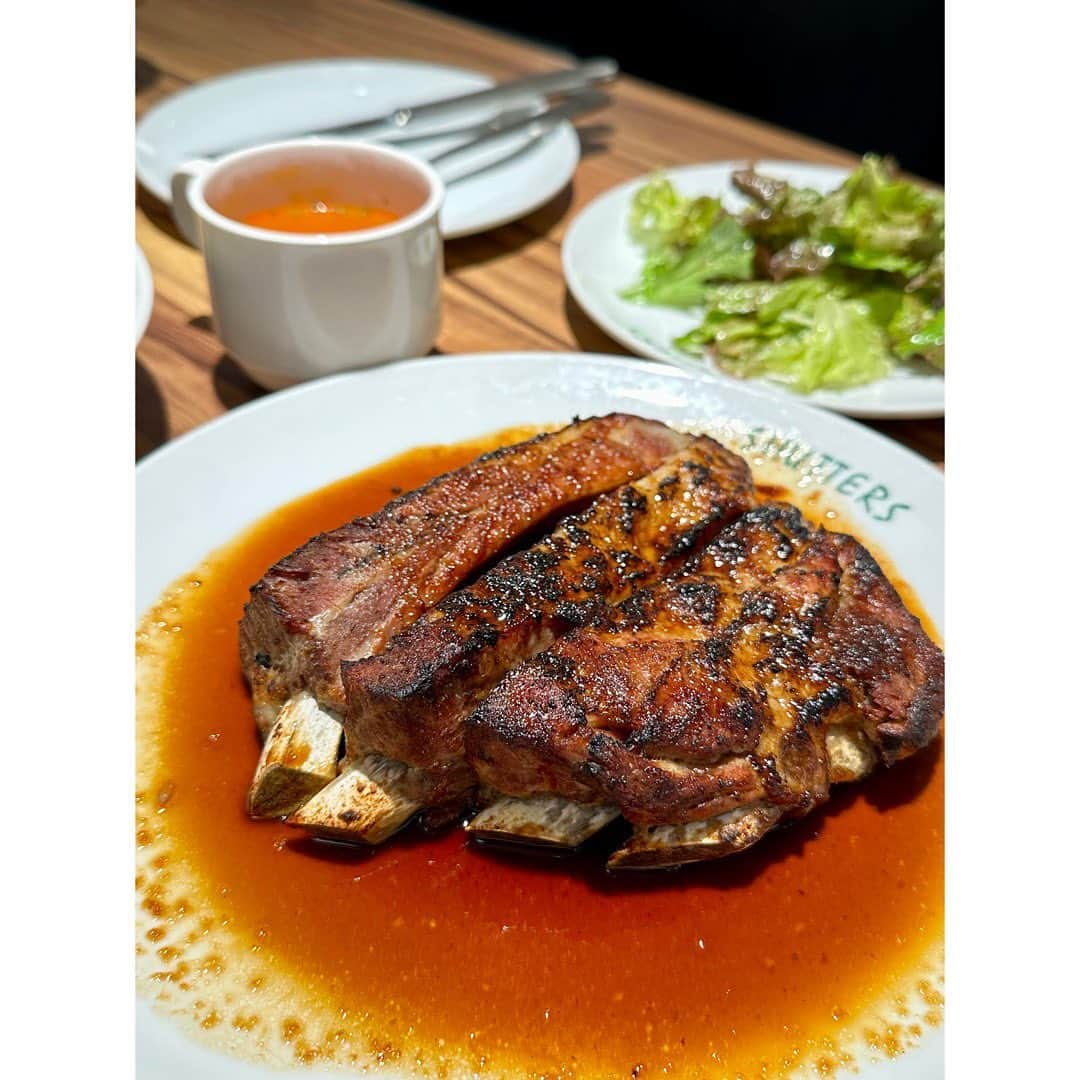 永末まゆさんのインスタグラム写真 - (永末まゆInstagram)「お肉とスイーツ好き必見🥰🍎🍖  自由が丘で創業25年。 スペアリブとアップルパイアラモードが看板料理のカジュアルイタリアン“SHUTTERS”でランチコースを楽しんで来ました✨  感動する、ナイフの要らないスペアリブは、食べた瞬間に口の中でとろける！本当にするりと骨から外れる柔らかさで感動を覚えたほど🥺✨(ちなみに北海道産らしい) 独自製法でやわらかくて香ばしくてリピート決定。  アップルパイアラモードのサイズ感もたっぷりで、幸せー🥰🍎✨  ・ ・ ・  PR @shutters.ys #シャッターズ #アップルパイアラモード #カジュアルイタリアン #丸の内グルメ #丸の内ランチ #丸の内カフェ #丸の内イタリアン #shutters #東京駅ランチ  #東京駅グルメ #アップルパイ #スペアリブ最高」10月17日 21時42分 - nagasuemayu