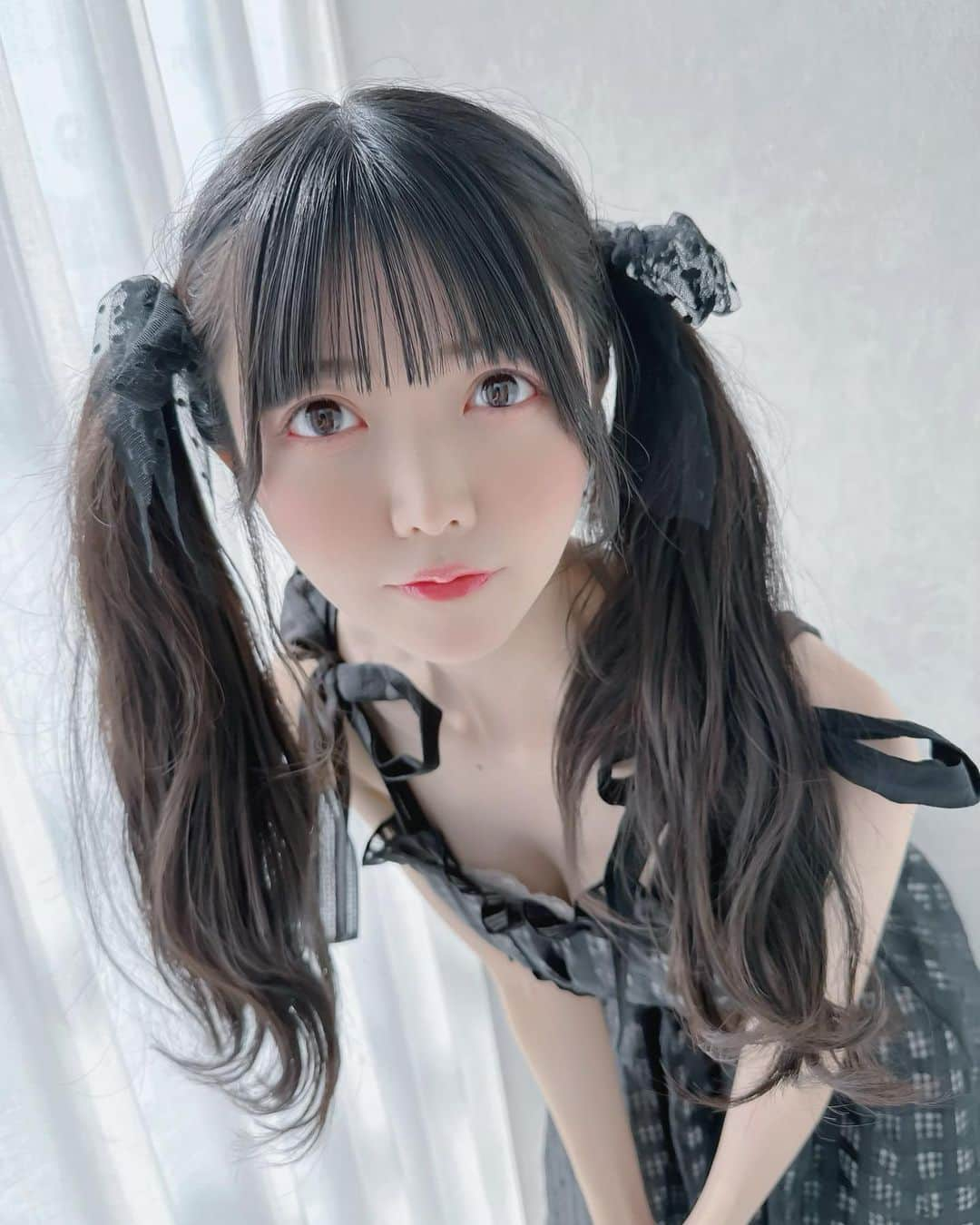 小野寺梓のインスタグラム：「かわいくしてもらいました🖤💭  憧れのアイドルさんがわたるマジックをかけてもらっていて私もかかってみたいなあと何年も前から憧れていたので嬉しい…！ 他の髪型もとってもかわいくしてもらったのでまた載せるね✨️  わたるさん(@cachetaro )🪄   #わたるマジック  #ツインテール  #twintail  #lillilly  #黒髪  #黒髪ロング #攝影 #拍攝 #寫真 #攝影日記 #人像攝影 #攝影師 #互惠 #拍照 #人像摄影 #攝影日常」