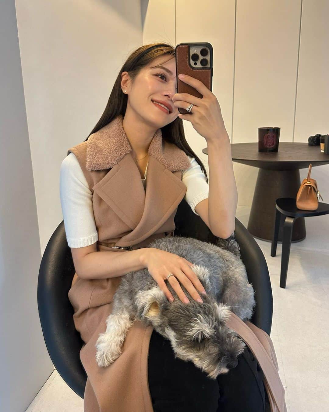 のインスタグラム：「Belted Wool long gilet / Camel  希少性の高い上質なラムウールの生地を使用しているため、なめらかな手触りでとにかくあたたかい😌  今日は半袖合わせだったけど、それでも汗だくになっていました😂🧣  今年は暖冬みたいだから12月まで気回せそう⛄️」