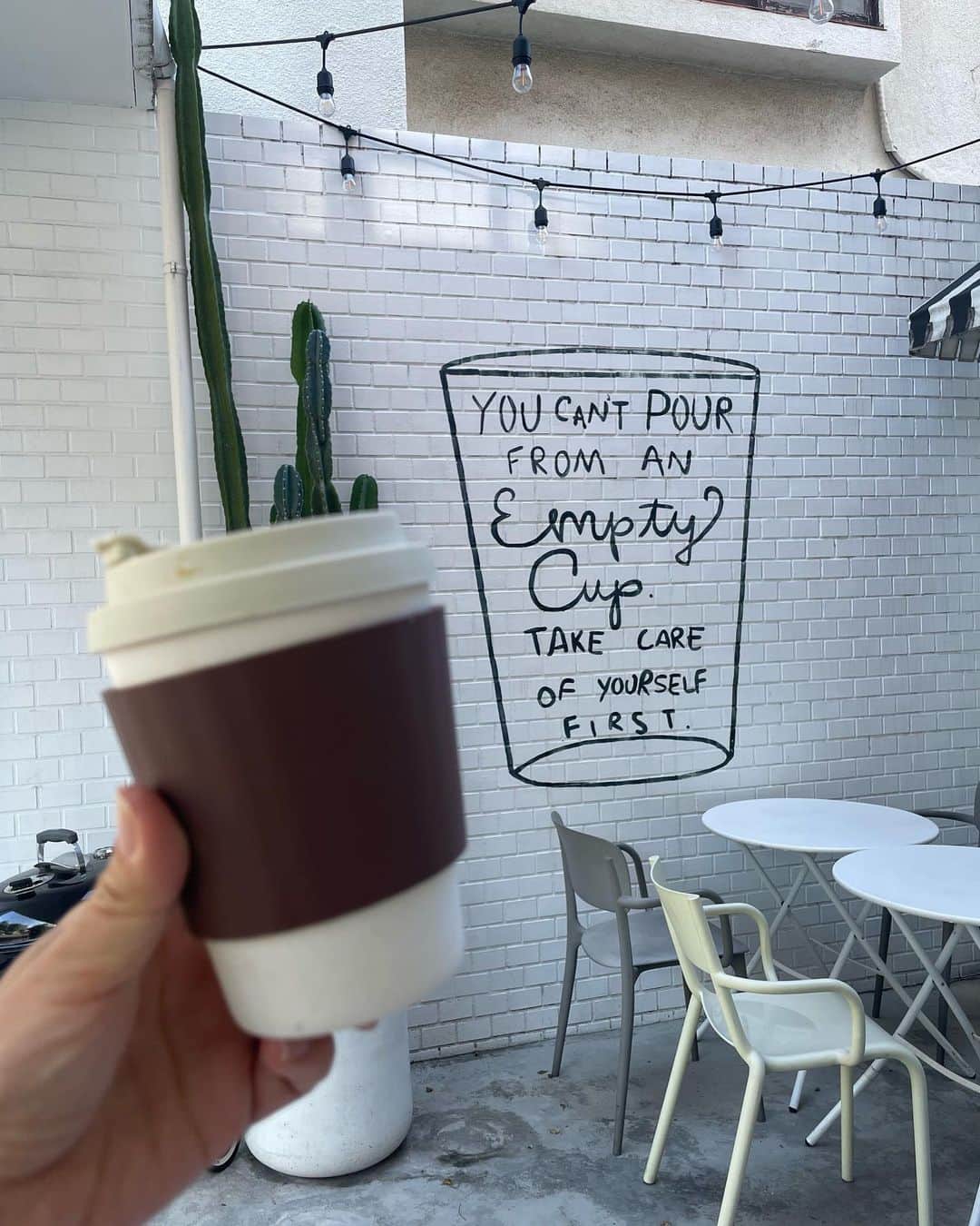 桑原りさのインスタグラム：「🎈一つ歳を重ねました🎈  「You can't pour from an empty cup. Take care of yourself first☕️(空のコップからは誰かに分け与えることはできない。まずは自分(のコップ)を満たそう。」  ヨガの学びの中にも￼でてきた言葉で、私が日頃大事にしていること。誕生日の朝、代官山でコーヒーを飲みながらお散歩していたら、偶然にもカフェの壁にこの言葉が。  自分自身を大切にして毎日を大事に生きてこそ周りの人たちにも優しくできるし、優しい空気は連鎖して、さらに優しくあったかい社会になるんだなと感じます。そんなことを感じさせてもらえるのも、私を気にかけてくれるみんなのおかげです。いつもありがとう😌  今年は、目の前の人たちを幸せにできる人間になれるよう精進します😌  BDメッセージをくださった皆さん、ありがとうございました🎈」