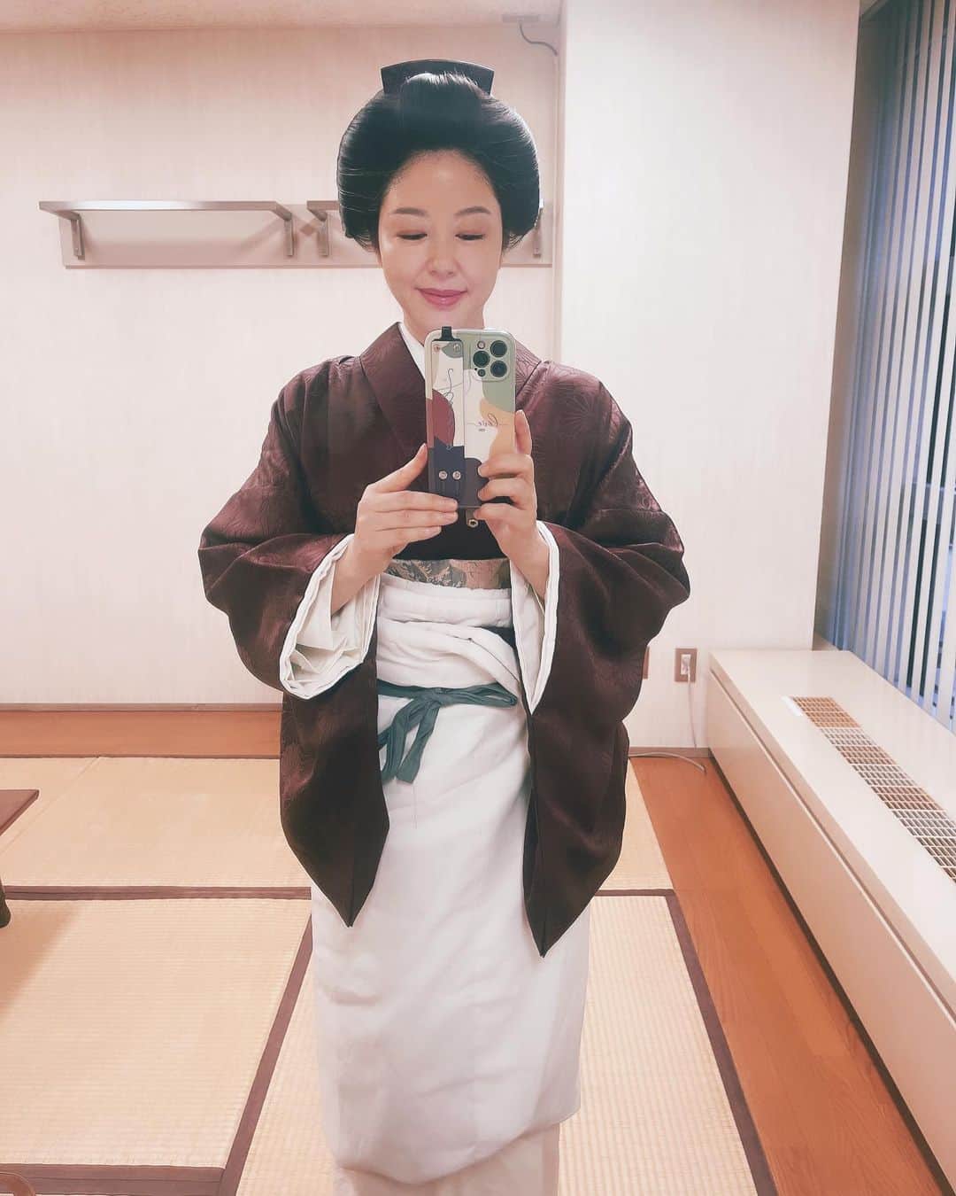 堀内敬子さんのインスタグラム写真 - (堀内敬子Instagram)「大奥　シーズン2 13話。  スタッフは、衣装合わせの時に、漫画のひとコマ、ひとコマ、プリントアウトして、見ながら、近づけるよう衣装合わせしました。  私も、漫画のイメージを崩さないよう、 努力しました。  #大奥シーズン2  #NHK  #大阪にてアナスタシア #舞台稽古 #美しい舞台 #みんな素晴らしいです」10月17日 21時45分 - horiuchi_keiko