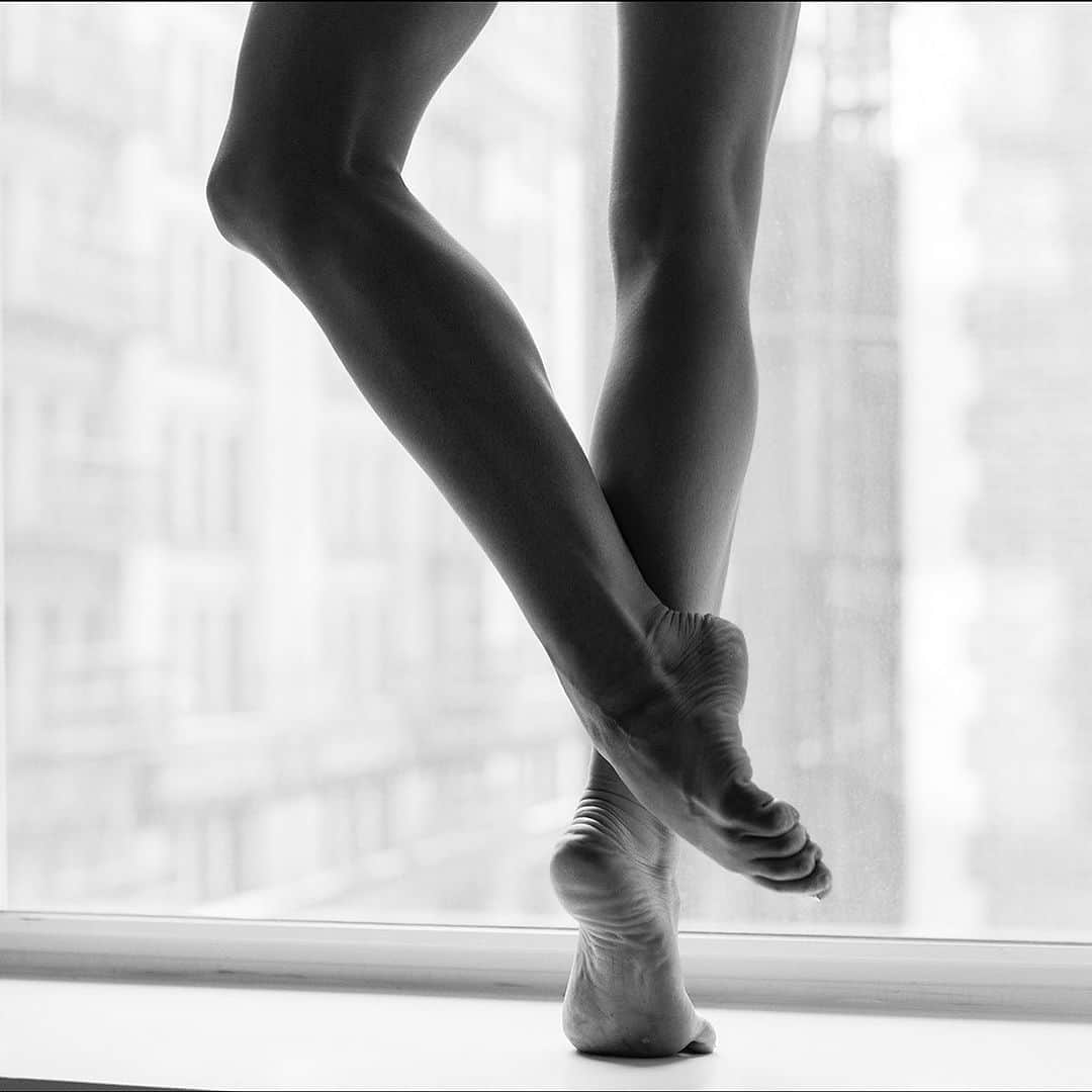 ballerina projectのインスタグラム：「𝐈𝐬𝐚𝐛𝐞𝐥𝐥𝐚 𝐁𝐨𝐲𝐥𝐬𝐭𝐨𝐧.   @isabellaboylston #isabellaboylston #ballerinaproject #ballerina #ballet #feet #legs #newyorkcity   Ballerina Project 𝗹𝗮𝗿𝗴𝗲 𝗳𝗼𝗿𝗺𝗮𝘁 𝗹𝗶𝗺𝗶𝘁𝗲𝗱 𝗲𝗱𝘁𝗶𝗼𝗻 𝗽𝗿𝗶𝗻𝘁𝘀 and 𝗜𝗻𝘀𝘁𝗮𝘅 𝗰𝗼𝗹𝗹𝗲𝗰𝘁𝗶𝗼𝗻𝘀 on sale in our Etsy store. Link is located in our bio.  𝙎𝙪𝙗𝙨𝙘𝙧𝙞𝙗𝙚 to the 𝐁𝐚𝐥𝐥𝐞𝐫𝐢𝐧𝐚 𝐏𝐫𝐨𝐣𝐞𝐜𝐭 on Instagram to have access to exclusive and never seen before content. 🩰」
