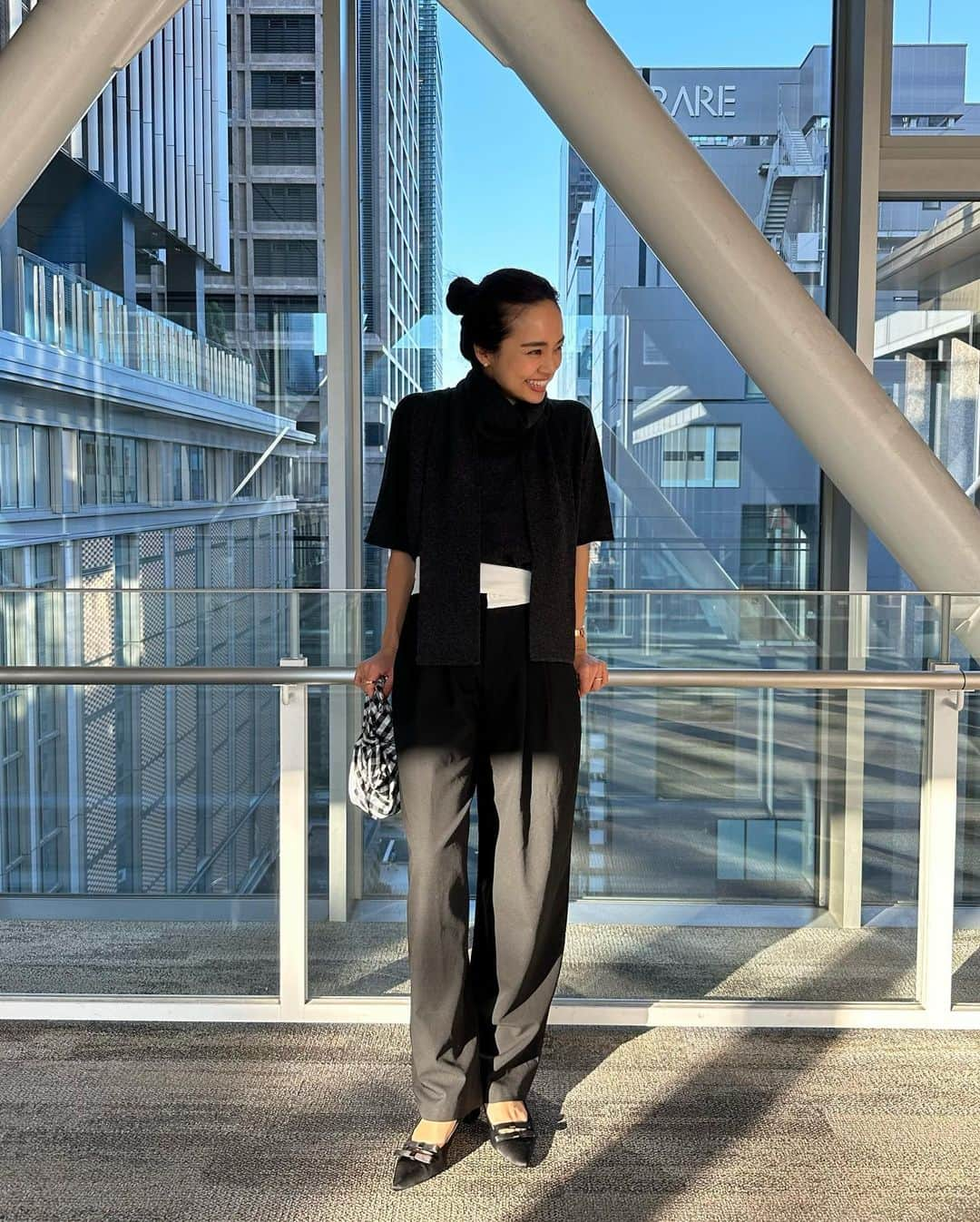 春名亜美さんのインスタグラム写真 - (春名亜美Instagram)「秋服、楽しんでます🍂  #knit @the_newhouse  #pants @waft._official  #bag @papyrus_official  #Hpierce @lanicouture_official   先日展示会行った時に完全に一目惚れだった、ストール付きニット🧣 五分袖なところも💯でした🩶  BAGはこの前ストーリーズにもUPしてみんなからも好評だったやつ🖤  #thenewhouse #waft #papyrus #papyrusbag #lanicouture」10月17日 21時56分 - amiharunaami