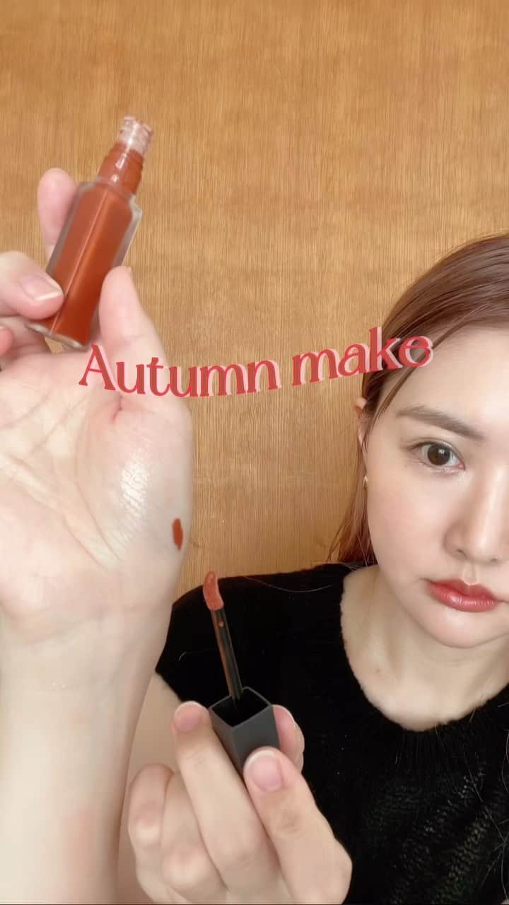 NANA HOSOYAのインスタグラム：「Autumn make🍂 @yeau_official  plumping lip gloss 02 : Brick glimmer skin stick 03 : Sugar Gold 大粒のラメ、肌馴染みのいい色、お気に入り。」