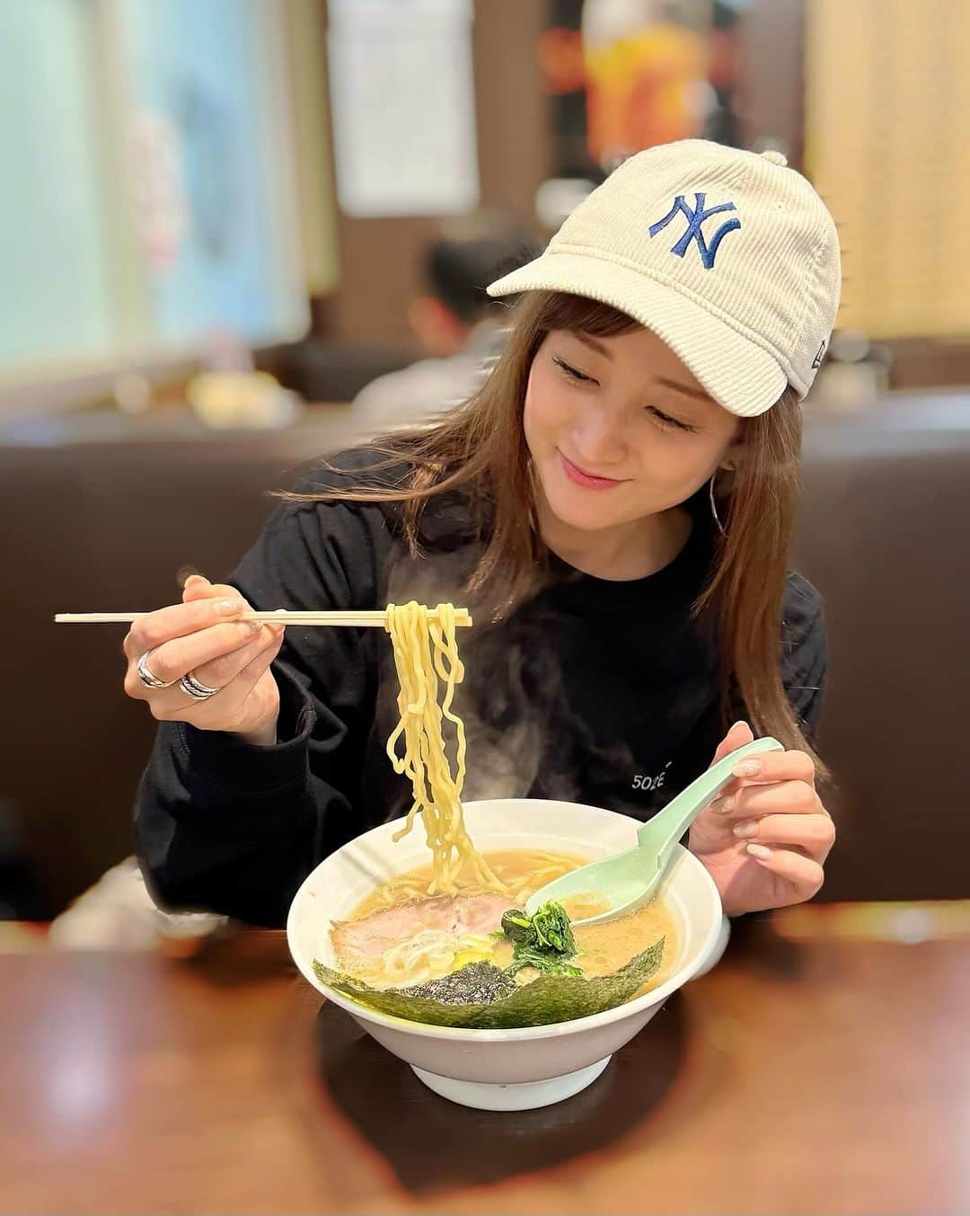 小松彩夏さんのインスタグラム写真 - (小松彩夏Instagram)「⁡ ⁡ 仙台に来てから、ついつい何度も食べてしまう 【らーめん堂 仙台っ子】🥰🍜❤️ ⁡ 仙台のソウルフード😋🍜 ⁡ 仙台を中心に展開するお店です❣️ ⁡ この豚骨醤油のスープがクセになる😍 ⁡ はぁ〜幸せ💕 ⁡ ⁡ -------------------------------------------- ↓みなさんにお会いできる機会です🥰 ⁡ 10/21(土)  【大塚商人祭り】 @大塚駅前 ⁡ 10/25(水)〜10/29(日) 【502EASY POPUP STORE】 @池袋PARCO ⁡ 是非、会いに来てもらえると嬉しいです❣️ ⁡ -------------------------------------------- ⁡ #仙台 #ラーメン #仙台っ子 #仙台っ子ラーメン #senndai #青葉区 #青葉区グルメ #青葉区ディナー #仙台ラーメン #仙台ディナー #仙台グルメ」10月17日 21時50分 - official_ayaka_502