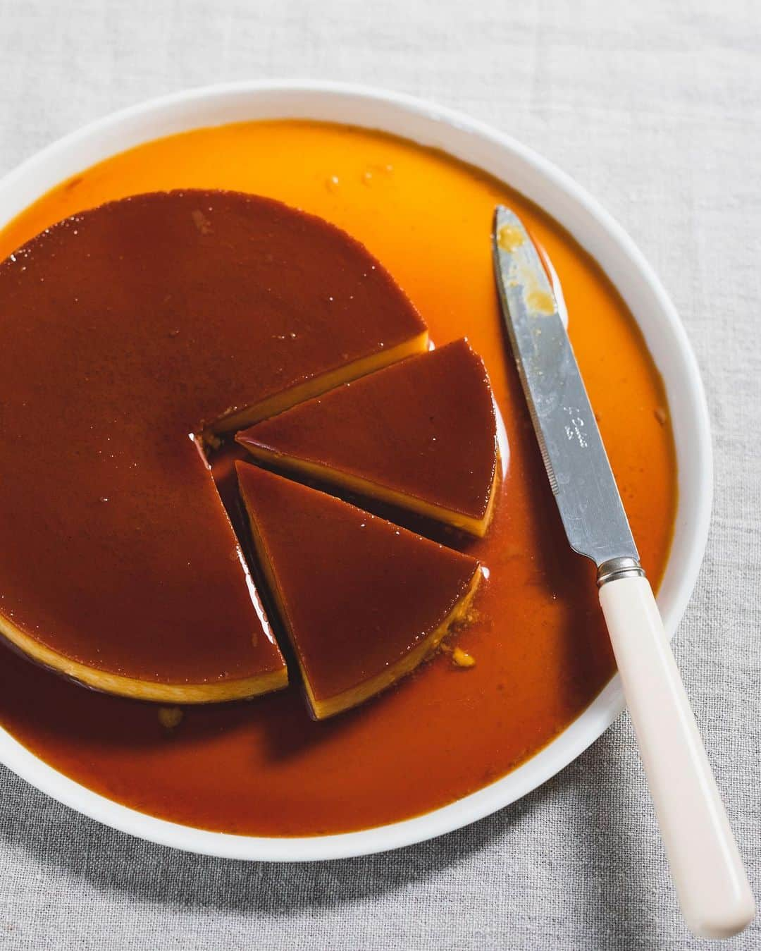 増田由希子さんのインスタグラム写真 - (増田由希子Instagram)「Made this delicious pumpkin flan for tea.🫖 #pumpkin #rose  畑の栗かぼちゃは、今年も大豊作。 手のひらサイズの小さな品種ですが、50個以上収穫しました。夏から冬にかけて、美味しくいただいています。 #畑のごちそう」10月17日 21時50分 - nonihana_