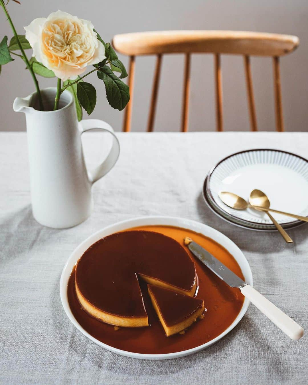 増田由希子のインスタグラム：「Made this delicious pumpkin flan for tea.🫖 #pumpkin #rose  畑の栗かぼちゃは、今年も大豊作。 手のひらサイズの小さな品種ですが、50個以上収穫しました。夏から冬にかけて、美味しくいただいています。 #畑のごちそう」