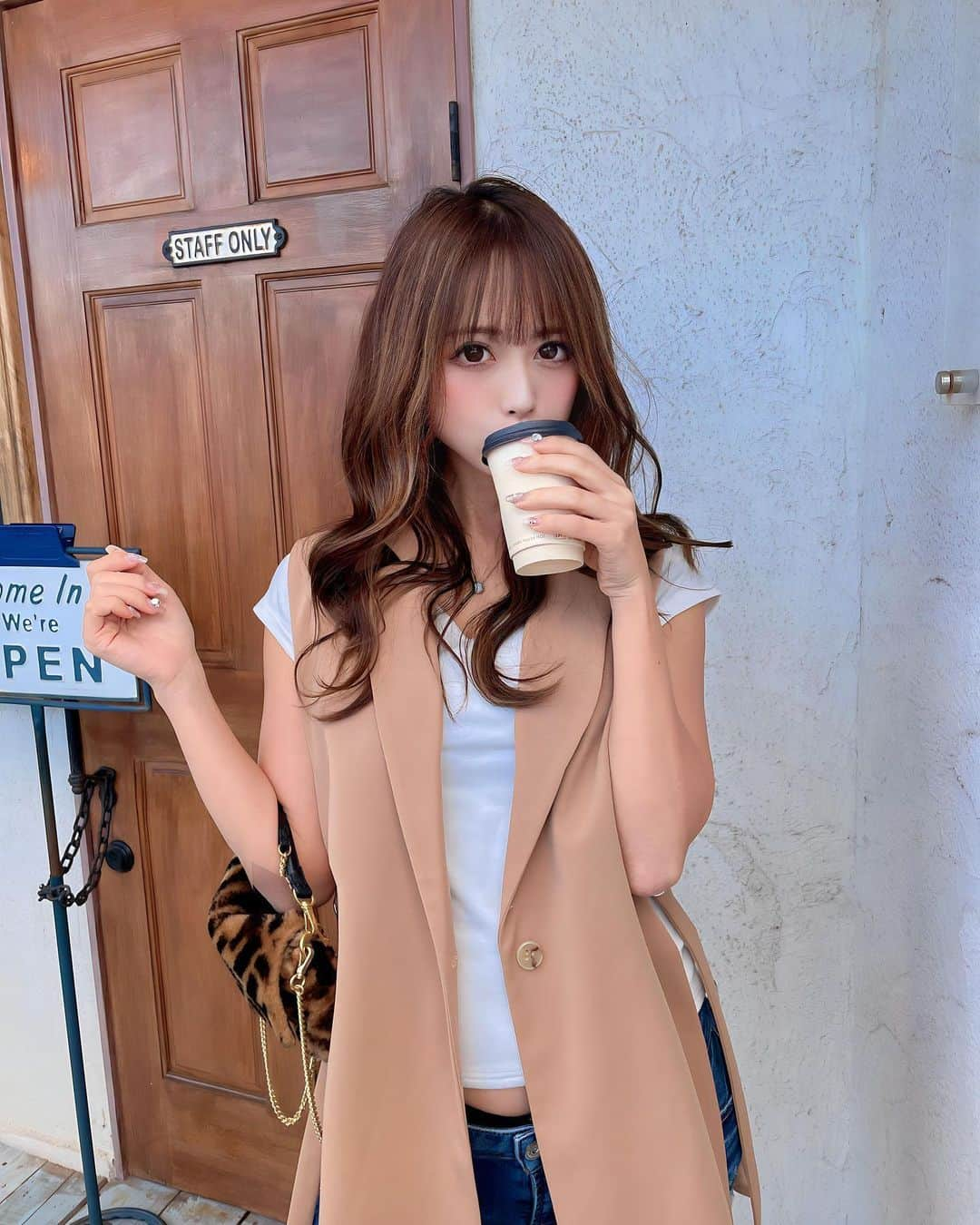 なみめろのインスタグラム：「⁡ ⁡ ⁡ コーヒー大好き芸人なみめろが ここ最近でおいしーっ😍😍ってなったのが テーラードコーヒー☕💭💕 ⁡ ⁡ 最近の流行りは酸味が強いやつらしいんだけど 私は、マイルドで苦味が強いやつの方がすき🤤💖 ⁡ ⁡ おいしすぎて、実家にも買って帰った🫶🏻🤍 ⁡ ⁡ #コーヒー大好き #Cafe #カフェスタグラム  #函館カフェ #北海道カフェ」