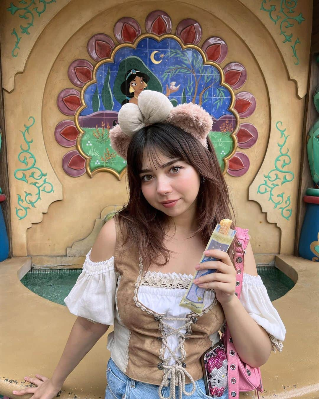 メロディー・チューバックさんのインスタグラム写真 - (メロディー・チューバックInstagram)「this top was screaming to be worn🧸🤎 タグ付けしてるよ。  #めろでぃねーと　くっそ懐かしいwwwwwww」10月17日 21時54分 - melodychubak