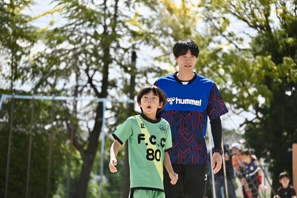 星原健太のインスタグラム：「ガンバ大阪選手OB会サッカー教室の様子です。  素晴らしいメンバーの皆さんとご一緒できました！  子ども達が元気すぎてその晩めちゃくちゃ寝れました。  世のお母さんあっぱれです。  #サッカー」